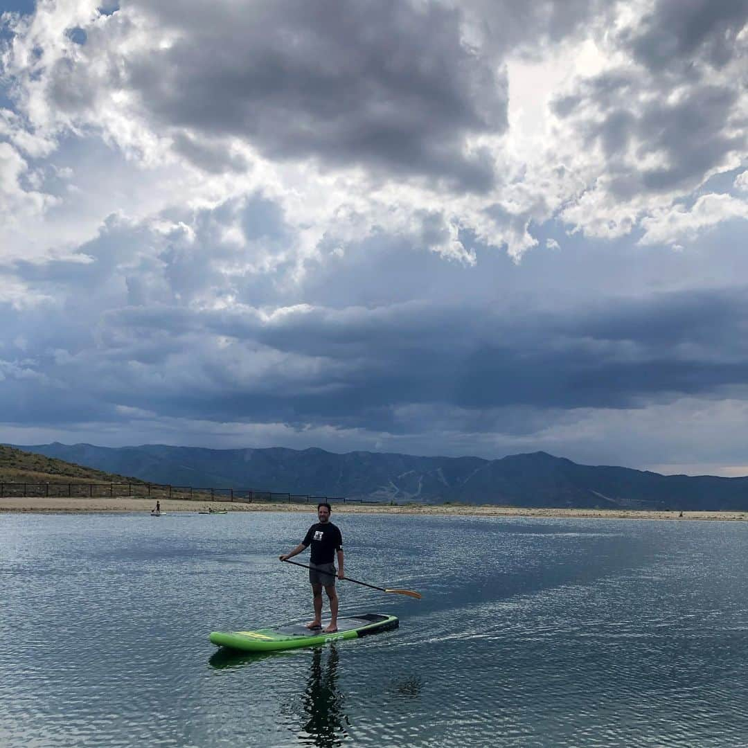 エリザベス・バンクスさんのインスタグラム写真 - (エリザベス・バンクスInstagram)「I swear it was sunny when we left the house. #summeradventures #paddleboard #outdoors #darkskies #bestlaidplans」7月28日 13時26分 - elizabethbanks