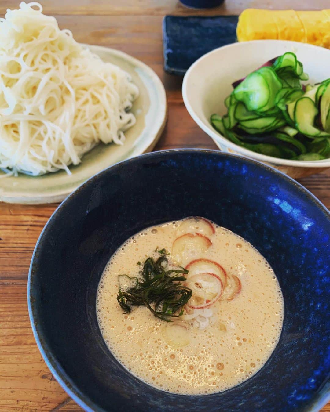 平大路 知子さんのインスタグラム写真 - (平大路 知子Instagram)「お昼ご飯は、ふわとろ納豆そうめん。  @tottokikawada さんと @mami_ishioka さんのご家庭の素麺レシピを参考にして、勝手にコラボさせちゃいました。 納豆、付属のタレ、豆乳、味噌をフードプロセッサーで混ぜて出来あがり。納豆は、おかめ納豆のまろやか昆布出汁がここ最近のお気に入り。  塩揉みした胡瓜と茄子をつけだれに入れて一緒に食べても美味しかったし、味変でラー油を入れても美味しそうだね。  家庭菜園の大葉の生産が追いつかなくて、葉の色がちょっと悪いところはご愛嬌。  #小料理屋ともこ」7月28日 13時30分 - tomo_checcori