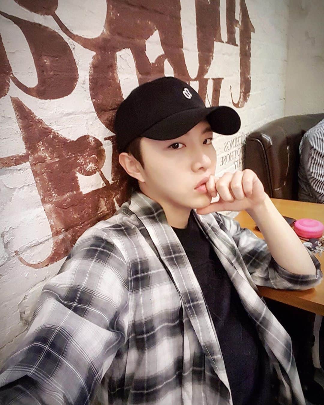 ユソンのインスタグラム：「장마가 길어서 뾰로통..😒 . . . #장마 #비오늘날 #데일리룩 #데일리 #일상 #성수동카페 #성수동 #셀스타그램 #셀픽 #코르바니」