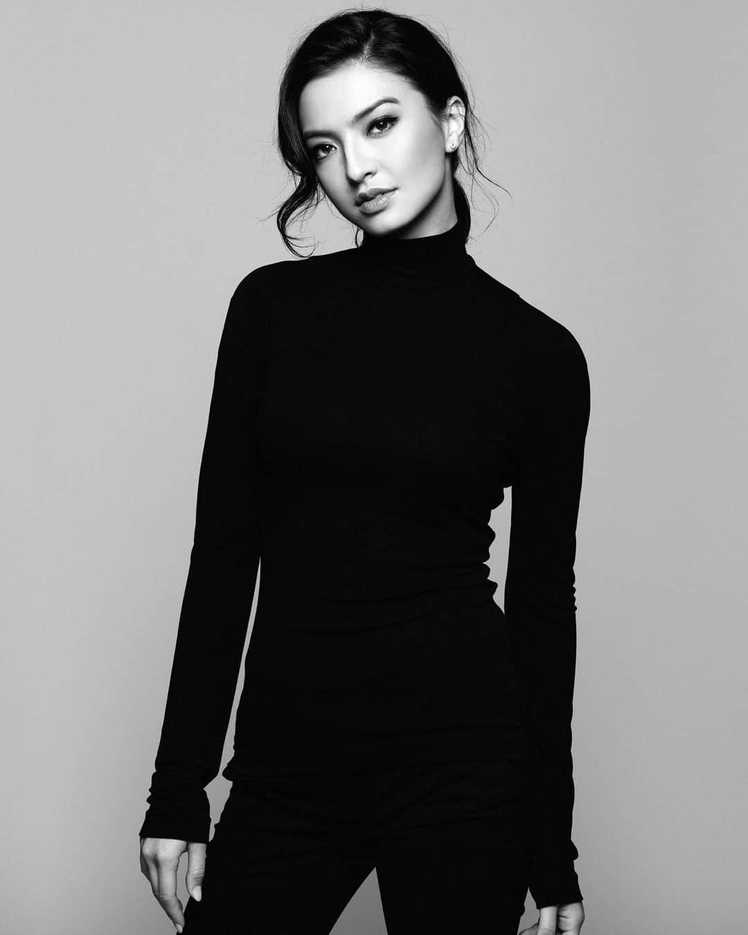 ラライン・シャーのインスタグラム：「To my beautiful friends that nominated me, challenge accepted. In actual fact the whole journey into womanhood has been a challenge for me. As I continue to grow through the experiences that life has put me through, and stay conscious in the experiences I sign up for, I grow stronger each and every day. Its an uphill climb and some moments are more challenging than others, but being loved and inspired makes it all worth the while. Thanks for the women who inspire me.It has been such an honor to be able to inspire some of you too. Its so important to share our journey and stay as authentic as we can allow ourselves to be, so that we see how similar we all are, despite differences in our worldly existence. We are all in this together and as we grow individually as the better versions of ourselves, we shall grow collectively as a strong ,supportive and more loving unit for each other ❤️」