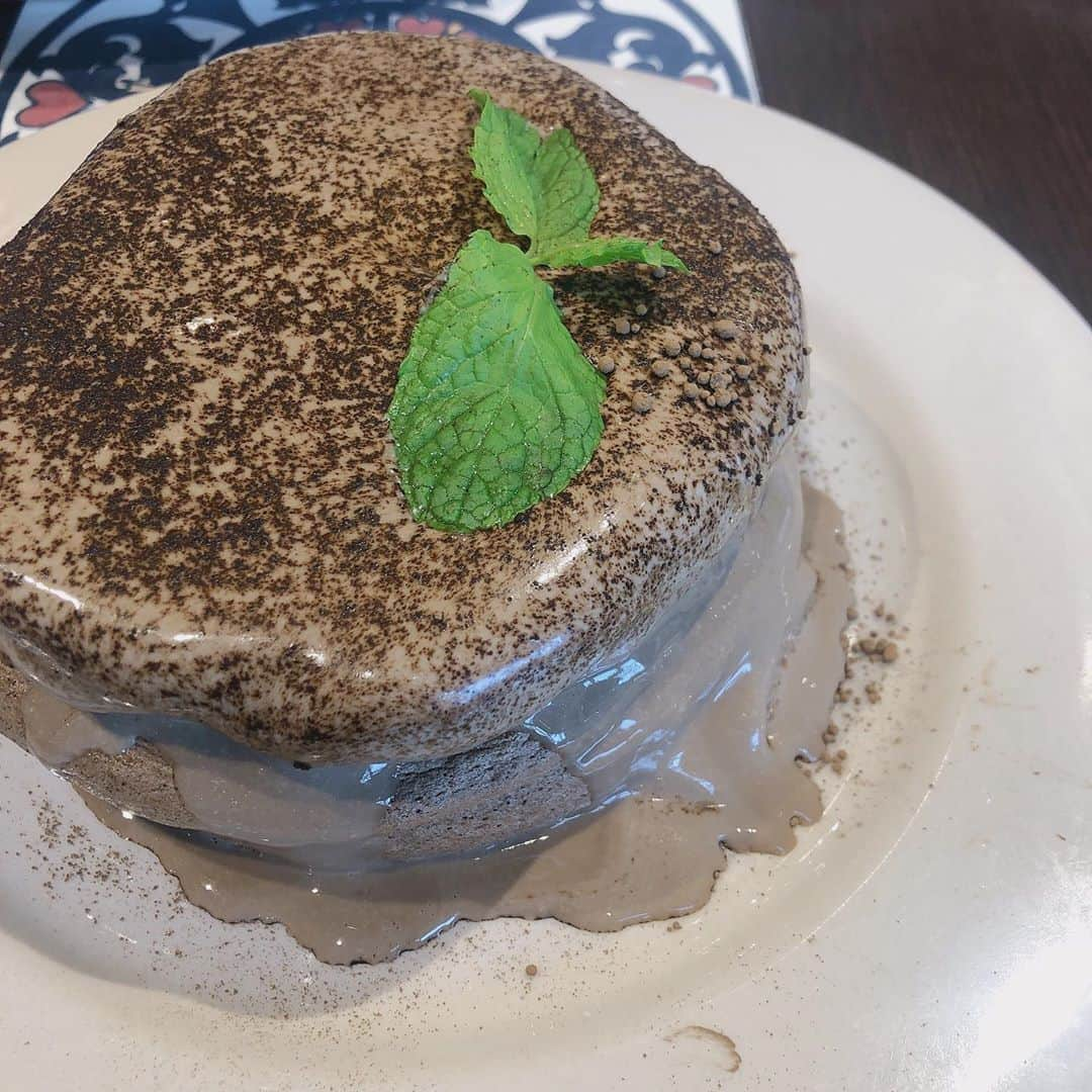 松村芽久未さんのインスタグラム写真 - (松村芽久未Instagram)「﻿ ﻿ ほうじ茶パンケーキ🤤🥞🖤﻿ ﻿ ﻿ むちゃくちゃほうじ茶の香りが良きで﻿ そんなに甘すぎないからとても食べやす﻿ かったです♡♡ほうじ茶好きなら最高かも！﻿ ﻿ ﻿ #UrthCaffé #pancake #カフェ #表参道﻿ #表参道カフェ #カフェ巡り #ほうじ茶」7月28日 13時42分 - m.egu0626