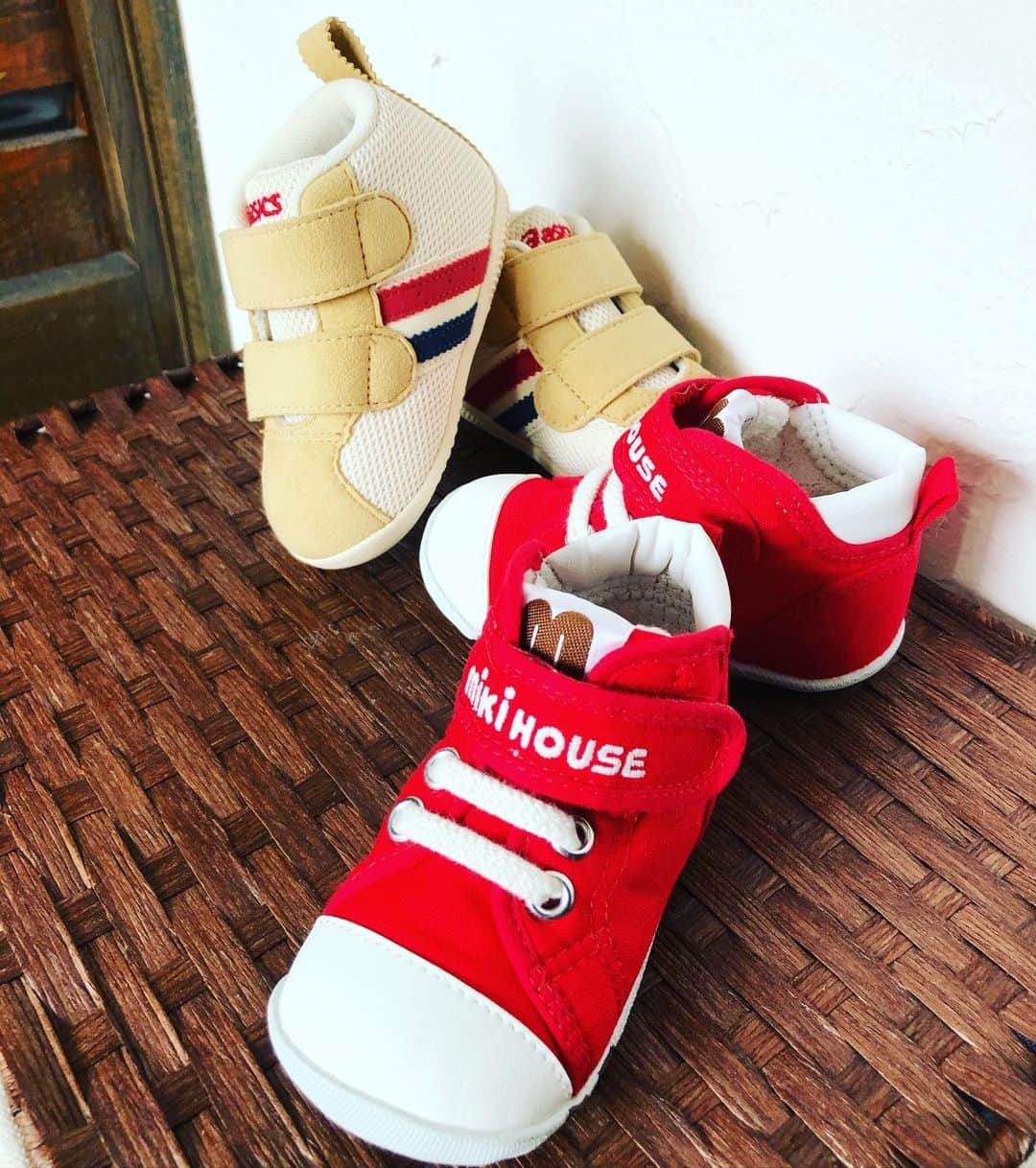 逸見太郎のインスタグラム：「1st. shoes for him  #firstshoesformybabyboy #red#beige#12.5cm #梅雨明けがまちどおしい  #大地を踏みしめろ 👣」