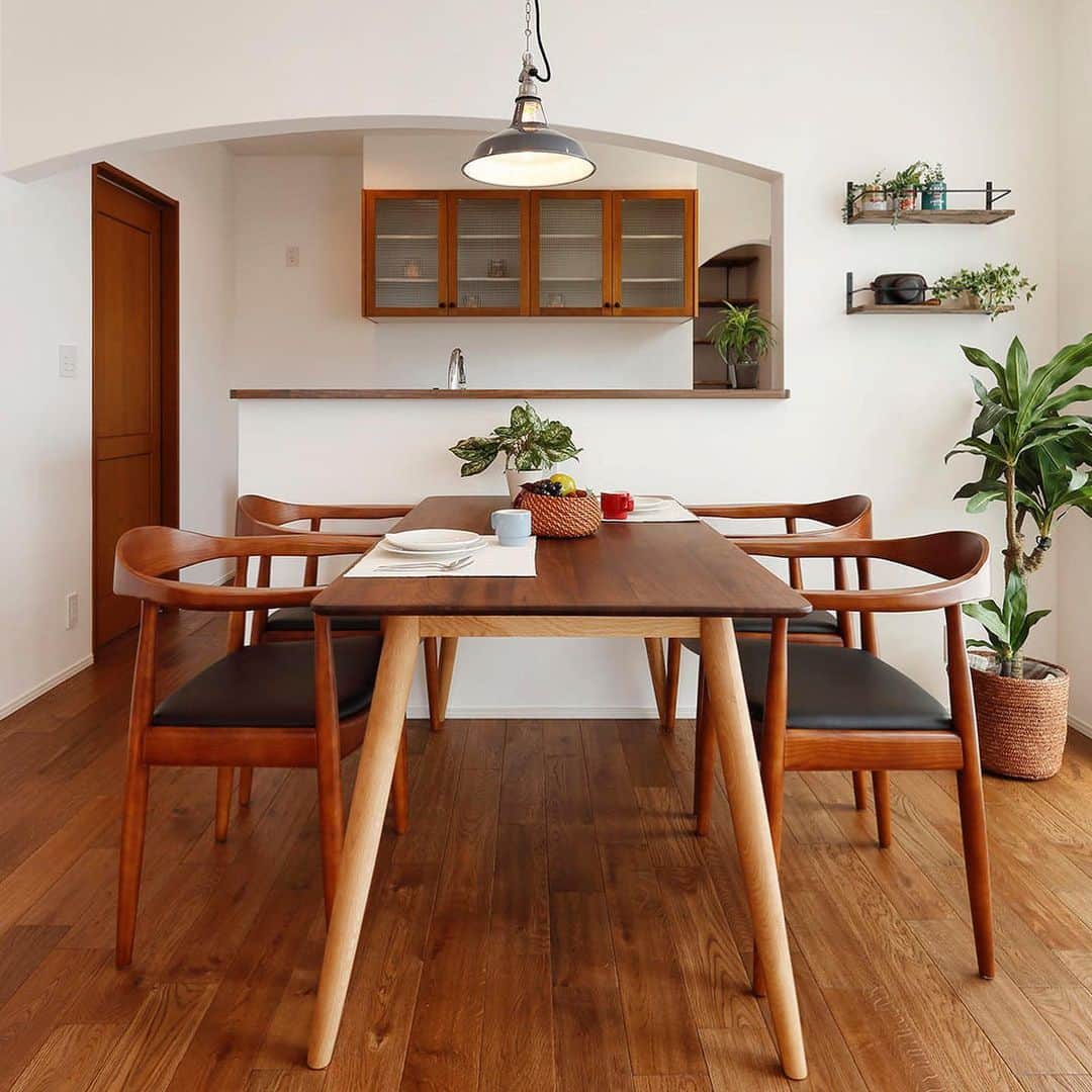 納得住宅工房さんのインスタグラム写真 - (納得住宅工房Instagram)「おうちのコンセプトやキッチンとの相性をあわせて考えたい「ダイニングスタイル」。 大きくスペースをとるダイニングテーブルは、家具選びでも重要。  家族の集いの場・コミュニケーションの場としての「ダイニング」に合わせる、ベーシックで安定感のある上質なダイニングテーブルは、納得住宅工房オリジナルのアイテムです。  @nattoku_jutaku_kobo   #納得住宅工房 #自然素材の家 #家づくり #ダイニングテーブル #ダイニングキッチン #ダイニングスタイル #ダイニングインテリア #ダイニングテーブルセット #arkmobile #上質な暮らし #快適な暮らし #enjoyhome #家が好き」7月28日 13時48分 - nattoku_jutaku