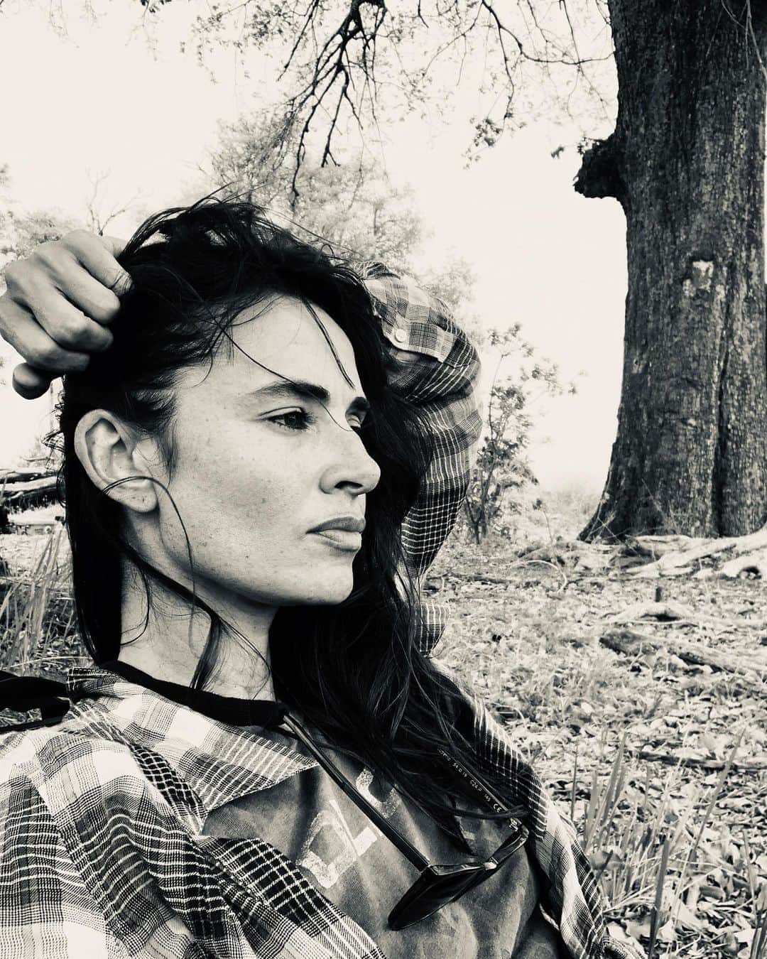 ミア・マエストロのインスタグラム：「In support of the awareness and eradication of global Femicide. Raising voices through images and sisterhood 🖤 #womensupportingwomen #womenempowerment Received so much love as I came down the mountains tonight. Thank you @kakees @salmahayek @christianamusk @franciscalegria @gene.vi.eve for sharing your creativity and precious lives with me. I’m in awe and admiration of the way you navigate this world and the actions you embark.   Handing the nomination to this warrior women so close to my heart @feistmusic @amy_berg @meg_haywoodsullivan @maggiegrace @veliadeiuliis @kayaensor @saffronburrows_  @emilianatorrini @annkathrindoerig @mysticmamma @its.emk @zemj @allmattersofspirit @morgann_francesca @backtoheartofficial @naamers @caverdaisy @localrose @alina_perkins @alibambam @mimieayrs @abbyzoline @josselinlz @tini_howl @danielavillegasjewelry @danielleperrow @juliarjones @juliasaenz @caseylabow @pamemvillar  Thank you to all the beautiful women that also called in and reached out. Changing the world one day a time through sensitivity, strength, intelligence and beauty 🤍@kim_strother @marciananyc @comunehere @chloetrujillo @jasminshokrian @fla.lowe @askneridajoy @shanjo516 @lesliescofield   #challengeaccepted」