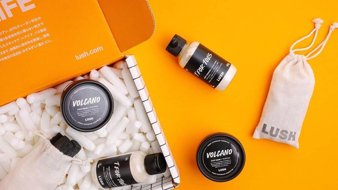 ラッシュジャパンのインスタグラム：「数量限定のFoot Care Kit『Nioi & Mukumi』の中身は？  ミントが気持ちいいマスク『火山マスク』、足のにおいをなかったことにしてくれるパウダー『パパの足』、キット限定アイテムのにおいに効く消臭剤『LUSH キクスミ』がセットで手に入れられるのは今だけ🦵  #フットケア　#むくみ #におい　#フレッシュフット」