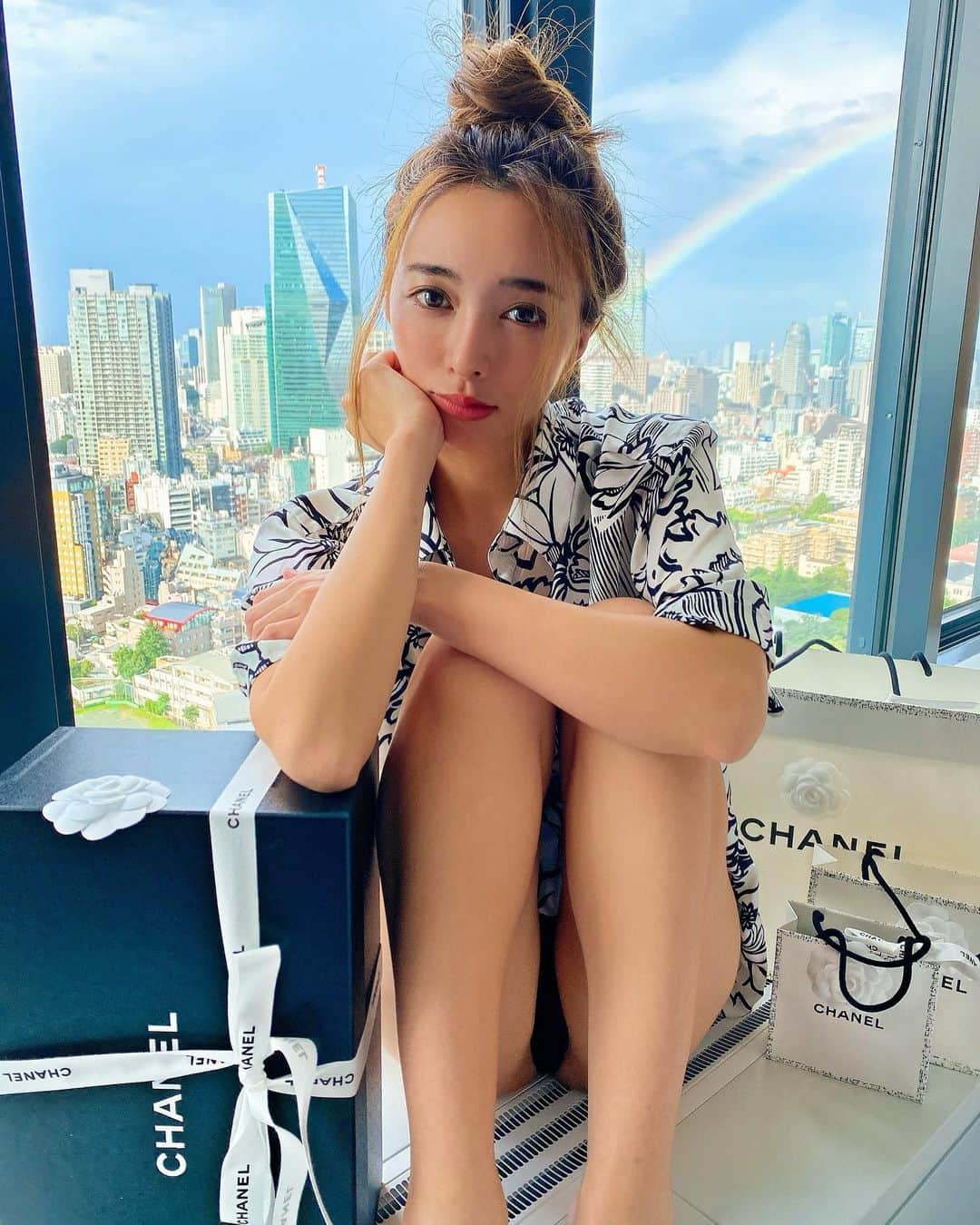 濱野りれさんのインスタグラム写真 - (濱野りれInstagram)「It was raining while I was shopping, but it was sunny when I got home🤔 Can you read my face??😂 I didn't even notice that a cute rainbow appeared in the sky!!😳🌈 @chanelofficial  Buy surprise shoes for my baby. He didn't even notice that CHANEL is for him while taking photo of me🤫❤️ . . 買い物に行ったら雨降ってたのに 帰ったら晴れてきたよ🤔 撮り終わって気付いたけど綺麗な虹が かかってたの🌈✨もっといい顔すればよかった😂！笑 . このシャネルは、なかなか入荷しない メンズサイズが入荷したとのことでサプライズで スニーカーを買ったの🥺💕 この時自分の靴を撮っている事に 彼はまだ気付いていない😎笑 . . #chanel#chanelshoes#chanelinternational#ilovechanel#fendi#fendicaliforniasky#fendidress#rainbowinthesky#riregram#suprisebox#シャネル#フェンディ#サプライズプレゼント」7月28日 13時50分 - riregram