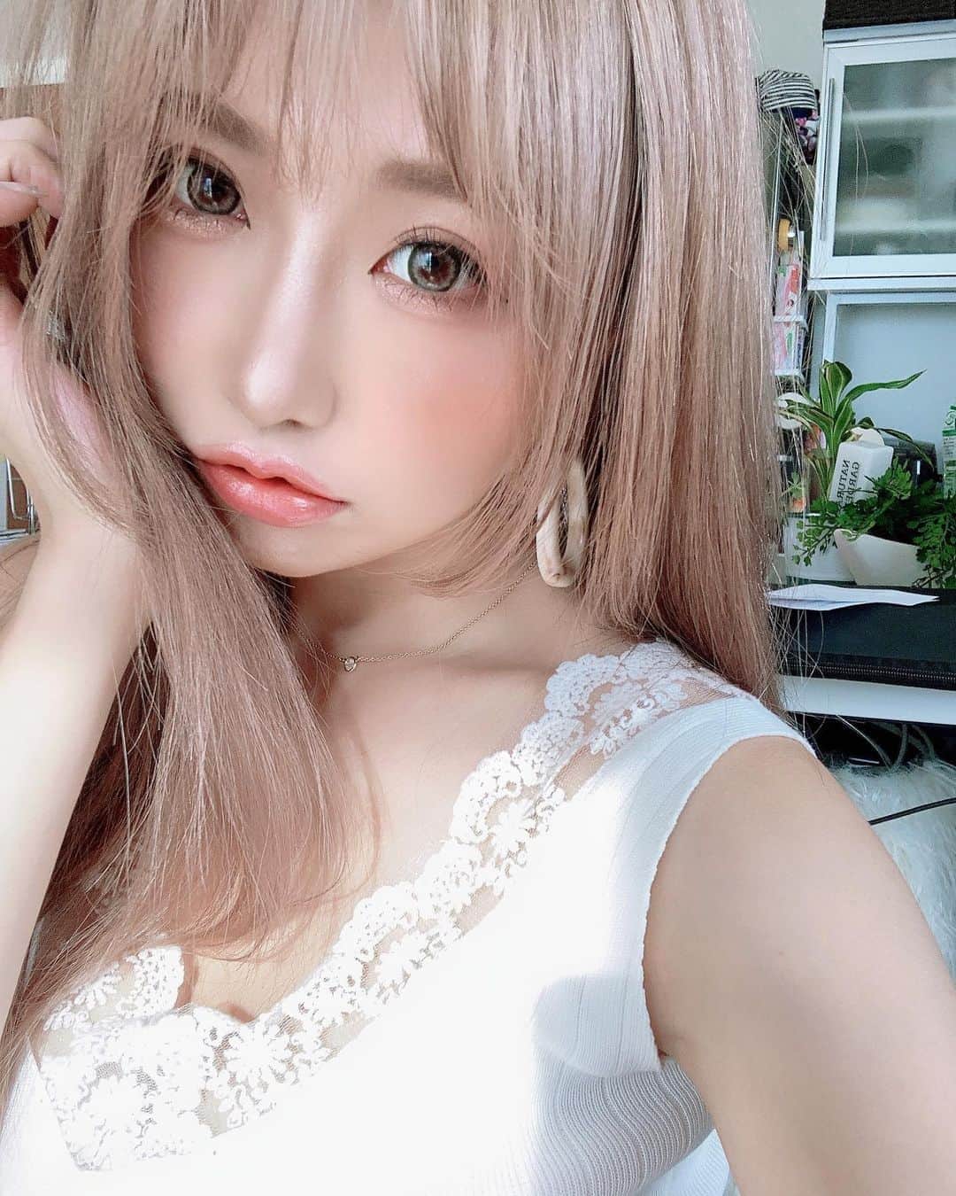 春咲ひなたのインスタグラム：「🌻？ 梅雨明けはまだですかー？ . #梅雨明け#夏はすぐそこ#あざとい#透明感女子 #東京#新宿#歌舞伎町#キャバ嬢#もはや#元キャバ嬢#マツエク#春咲ひなた#YouTube#youtuber . YouTubeに関する問い合わせ先♡  株式会社YEEELL 〒150-0002  東京都渋谷区渋谷3-27-11 祐真ビル新館5F  info@yeeell.jp」