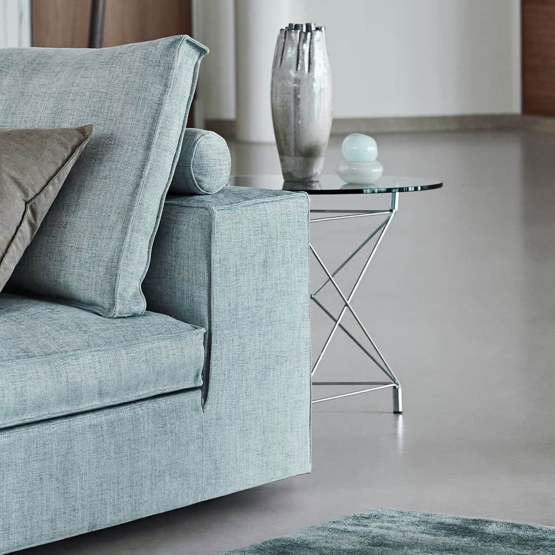 eilersenのインスタグラム：「An extra detail is the flap stitching on all edges of the Fatty sofa, a perfect Eilersen detail.⁠ •⁠ ⁠•⁠ ⁠•⁠ #eilersen #eilersenfurniture #myeilersen #fatty#interiordesign #homedecor #sofa #danishdesign #inredning #finahem #interiorlovers #interiordesign #modernliving #minimalism #nordiskehjem #nordicinspiration #nordicliving #craftsmanship #luxurylifestyle #boligindretning #designinterior #livingroominspo #boliginspiration #softminimalism #hemindredning #schönerwohnen #nordicminimalism」