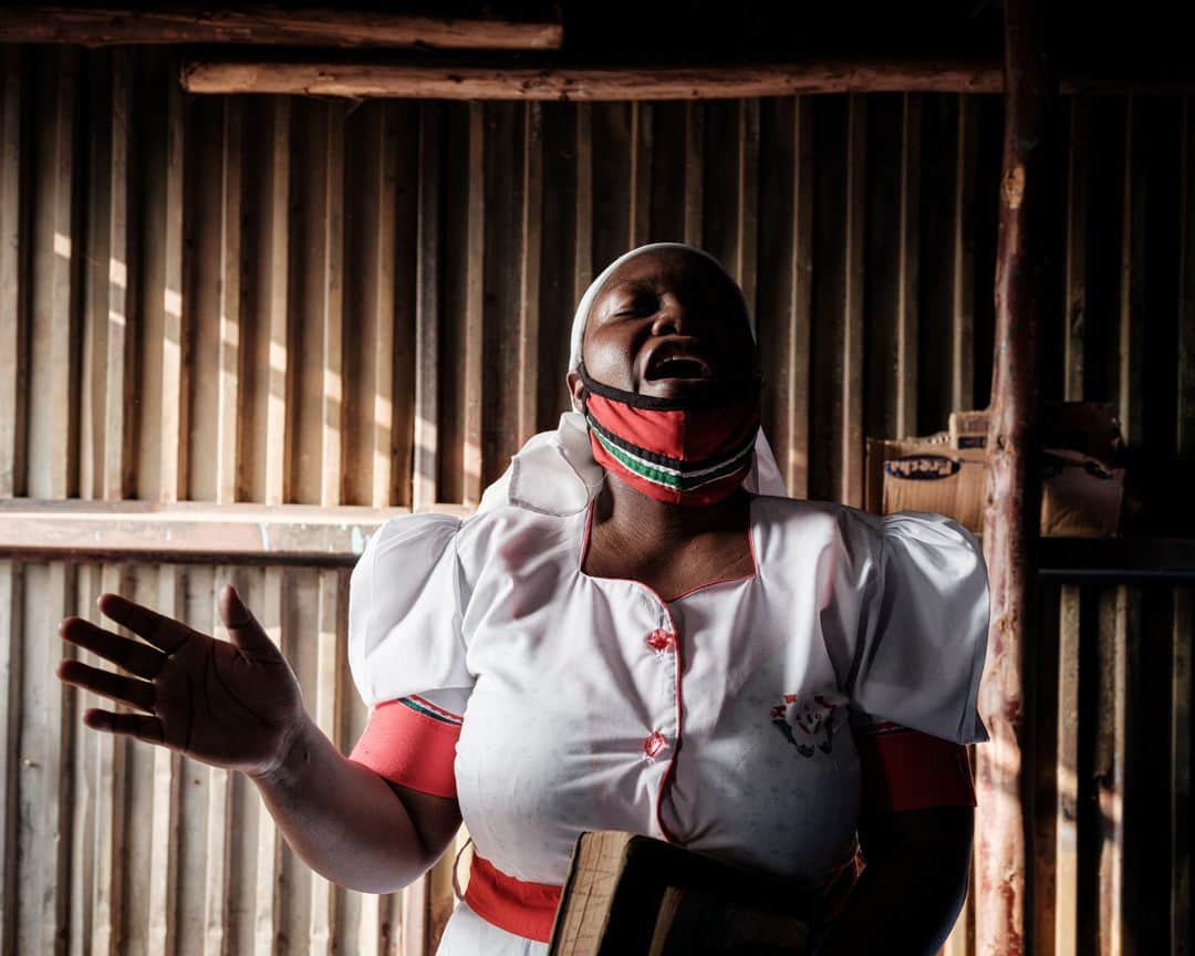 のインスタグラム：「AFP Photo 📷 @yasuyoshi_chiba - Worshippers of the African Divine Church and of Legio Maria attend a prayer at their church in the Kibera slum of Nairobi, on July 26, 2020, after Kenya's President allowed places of worship to reopen under strict guidelines to curb the spread of the novel coronavirus (COVID-19).」