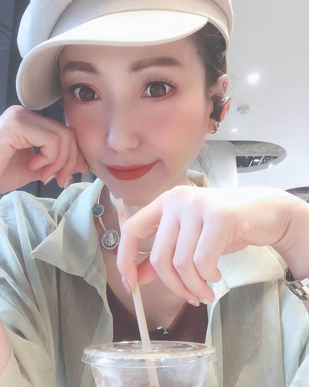 甘乃つばき（吉瀬菜々子）さんのインスタグラム写真 - (甘乃つばき（吉瀬菜々子）Instagram)「広尾ぷらりんこカフェでまったりチルっておる 。。。 ・ #広尾 #カフェ #ちる #ブルーぼとるコーヒー」7月28日 14時21分 - natsume_sachiko
