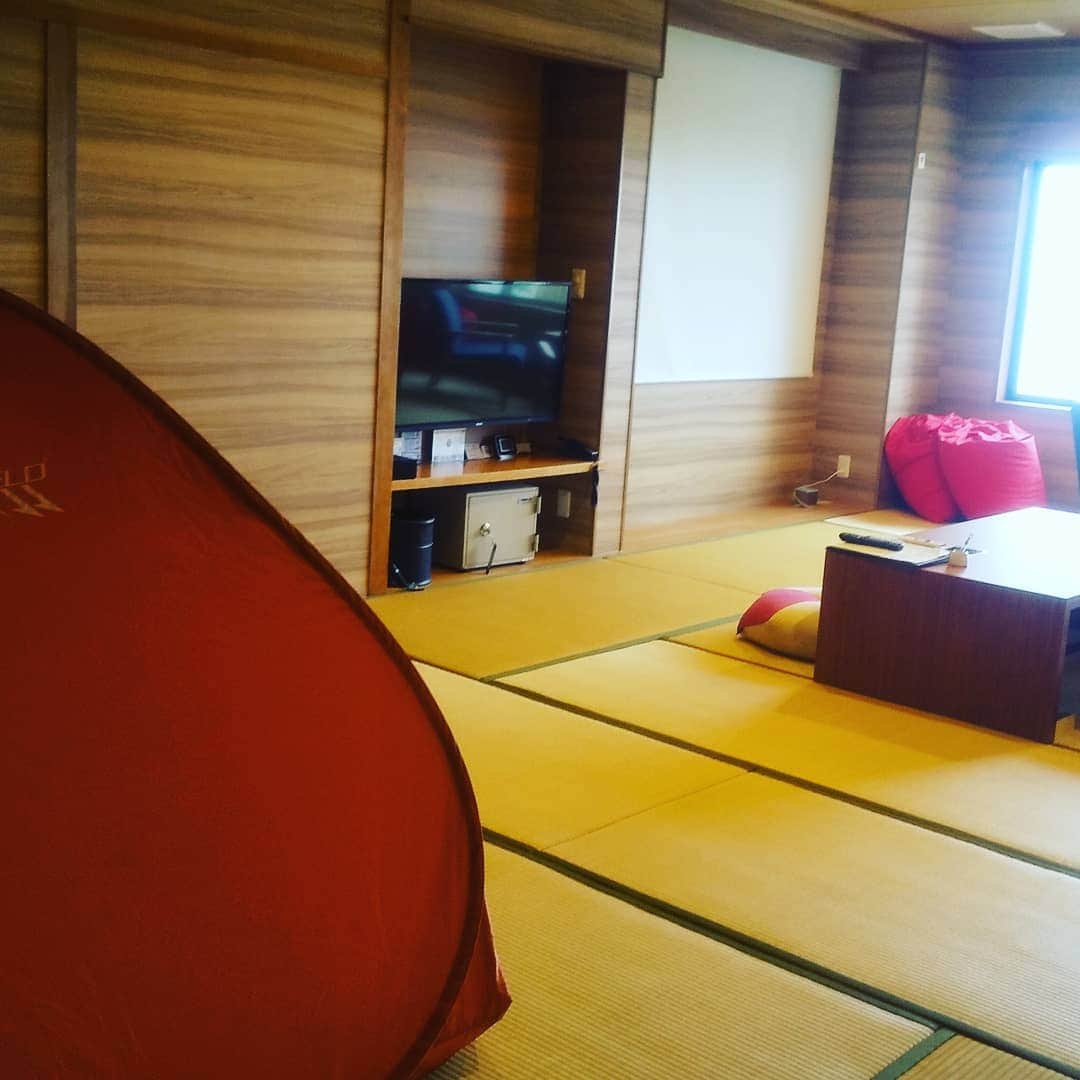 のインスタグラム：「こんにちは(*^^*) 島原温泉ホテル南風楼でございます(^^) ・ 昨日に続きまして～、 今日は、コンセプトルーム、 和室タイプのご紹介(*^^*) ・ 12畳と６畳。 全部で１８畳の和室には、 大人数でも、ゆっくりと おくつろぎ頂けるスペースがございます。 ・ 学生に戻って、お布団並べて、夜更かし。楽しそう( *´艸｀) ・ ご予約、お問い合わせ、お待ちしております(*´∀`)♪ ・ #九州 #長崎 #島原 #雲仙 #島原温泉 #温泉 南風楼 #ホテル南風楼 #楽しい #最高 #カップル #女子会 #インスタ映え #家族旅行 #旅行 #日帰り旅行  #onsen #happy #travel #nagasaki  #青空 #夏 #絶景 #家族 #夏休み  #海  #素敵な景色 #島原ふるさと応援旅行券 #大人数  #思い出グラム」