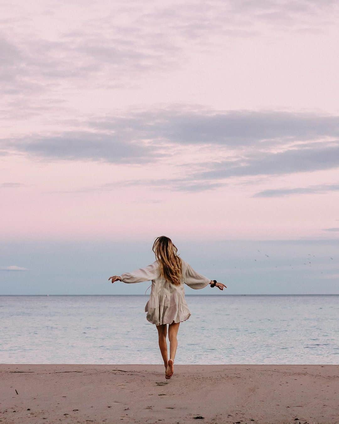 Kapten & Sonさんのインスタグラム写真 - (Kapten & SonInstagram)「'At the ocean we feel free.' 🕊️ When was the last time you visit the ocean, Kaptens? 💕 @lunalene_ found this beautiful spot in france. #bekapten #kaptenandson ⁠ .⁠ .⁠ .⁠ #feelfree #ocean #oceanbreeze #explore #travel #summer #summervibes #france #beach」7月28日 14時30分 - kaptenandson