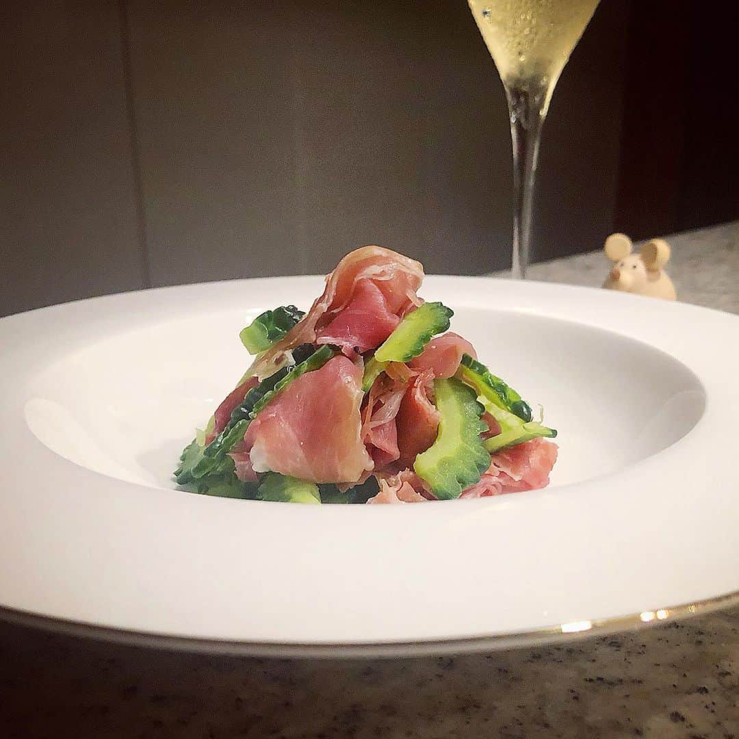 榊山敬代のインスタグラム：「🥓🥒… ・ 昨日はとてもお久しぶりに ブログを更新しましたの巻  セミさんの声に感動して 心模様の記録綴りました  「夏の声のとき。」  ブログは…@sakakiyamatakayo プロフィールにリンクしているameblo.jp/sakakiyamatakayoより… ・ ・ 四連休の食卓は  プロシュートたべきれずに 毎日プロシュート祭りの巻  この日はゴーヤさんと コラボレーションにて おうち沖縄イタリア風  ゴーヤさんは豚肉と相性よいので プロシュートの塩気ともどうかな  と試しに合わせてみましたら ボーノメンソーレなひと品に  ゴーヤはサッと茹でて シャキシャキ夏らしく しゅわしゅわとともに  #また食べたい  お皿は先日美容院のかえりみち 誘惑に負けてとある食器屋さん で一目惚れで連れてかえるの巻  このようなお皿はよくあるけど お皿のふちのシルバーがイイナ  おうちごはんの充実アイテム整え中… ・ ・ 🍽✨… ・ ・ ところでゴーヤさんは 緑が濃ければ濃いほど 苦味が薄いとのことで  ゴーヤ選びはなるべく 濃ゆい緑がおススメ也  またゴーヤはビタミンCが豊富で 美肌にもよいとのこでサプリ野菜 今年はたくさん食べたい夏の食卓 ・ ・ ・ ・ 🥒💊✨… ・ ・ ・ #おうちごはん #おうち大好き #enjoyhome ・ ・ ・ ・ ・ #夕食 #dinner #おつまみ #おうち時間 #お肉 #meat #pork #豚肉 #プロシュート #prosciutto #brut #しゅわしゅわ #vegetable #ゴーヤ #wine #artist #kitchen #cooking #日本画家 の #お料理こんなもん #おうち沖縄 #器 #食器」