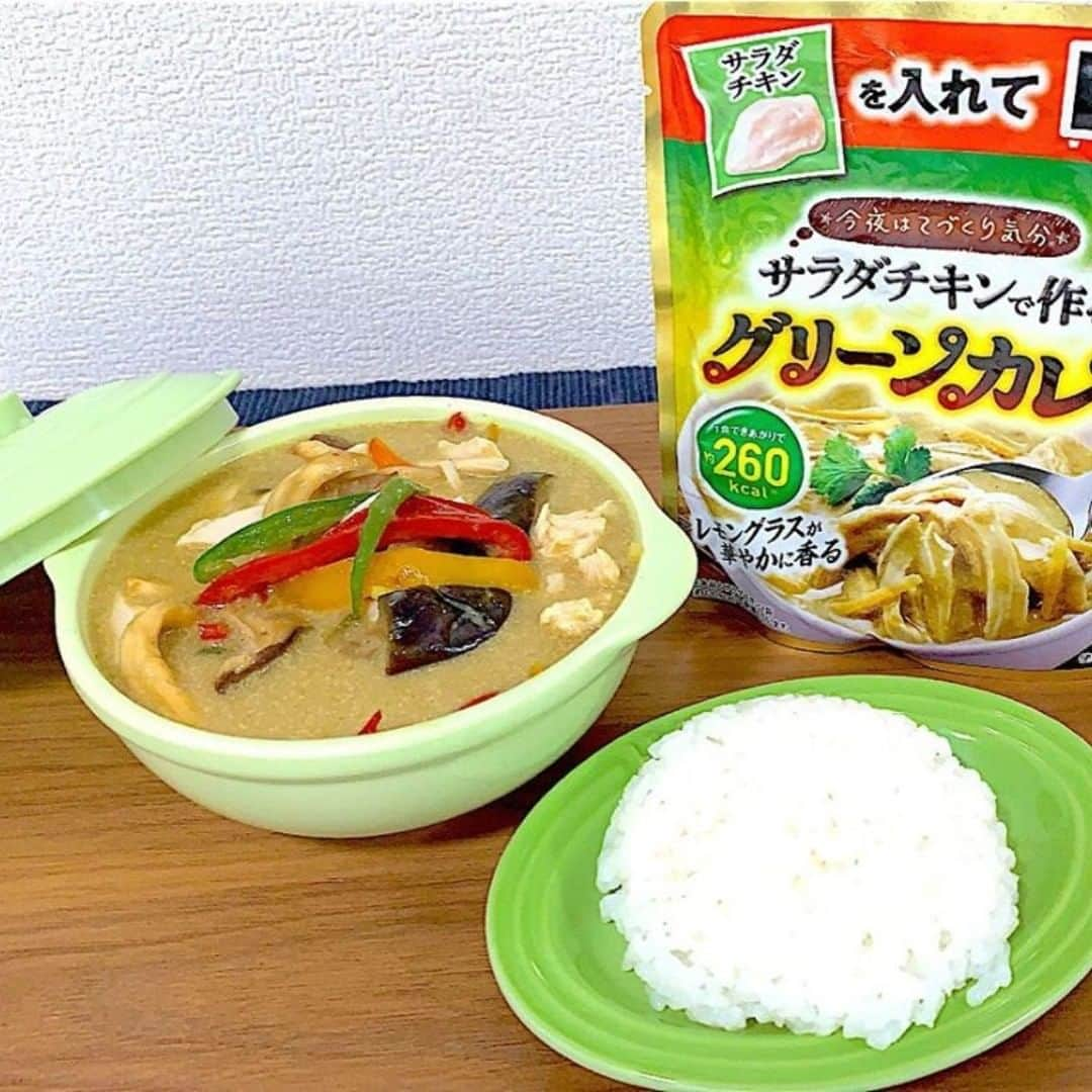 サンプル百貨店のインスタグラム：「🍛「今夜はてづくり気分」サラダチキンで作るグリーンカレー🍛 サラダチキンを入れてレンジでたった3分😆 ココナッツミルクとレモングラスが効いた本格的なカレーが超簡単に作れちゃう✨ ・ サンプル百貨店公式Instagramアカウントでは  #サンプル百貨店 や @3ple_dept を投稿文に つけてくれたみなさまの投稿を リポストしてご紹介しております* ・ ---------------------------- @tonyayu2 さん  サンプル百貨店をご愛用頂き ありがとうございます♡ ----------------------------- ・ #サンプル百貨店 #ちょっプル #お得 #お得生活 #お得情報 #家計簿 #貯金 #節約 #ポイ活 #おうち時間 #味の素おうちごはん #おうちごはん #今夜はてづくり気分  #グリーンカレー # #味の素 #サラダチキン #時短料理 ・ ・・・・・・・・・・・・・・・・・・ ・ 今日のお昼は 味の素さんの  🌸「サラダチキンで作る 　　　　　　　　　　グリーンカレー」🌸 を頂きました！  中にたけのこが入っているので なす、ピーマン、パプリカ、えりんぎを付け加えました。  作り方は簡単‼️サラダチキンを食べやすい大きさにさき　どんぶり状の器に入れて　あとはレンチン  260カロリー (本品とサラダチキン1袋の場合)  タイ料理は好きなんですが グリーンカレーは食べたことがなくて初挑戦でした。 ピリ辛にココナッツミルクの甘さが バランスよくて美味しく頂きました。  #rsplive #サンプル百貨店 #おうちごはん #味の素おうちごはん」