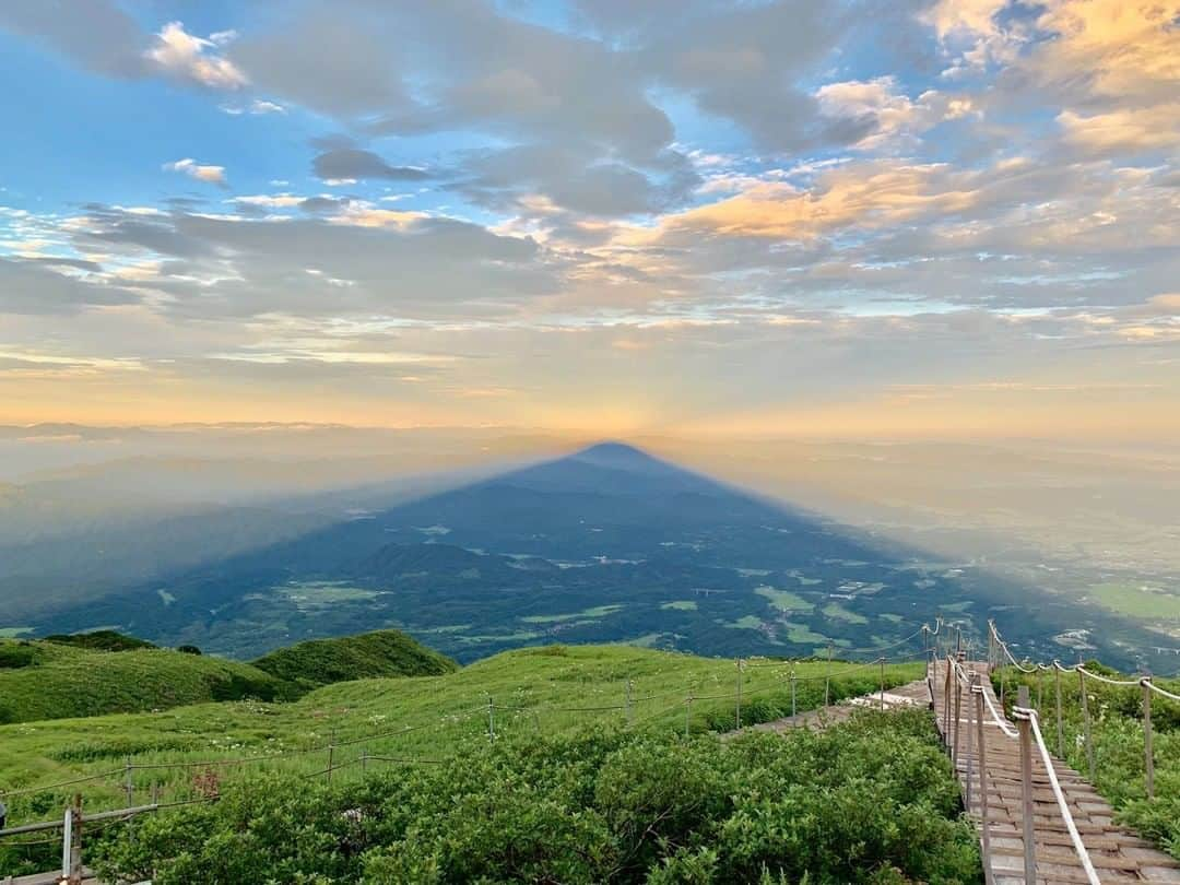 日本の国立公園さんのインスタグラム写真 - (日本の国立公園Instagram)「Follow: @nationalpark_japan⠀ Location: Daisen/大山⠀ .⠀ Mt. Daisen shows a variety of faces depending on the direction it's viewed. "Kage-Daisen," (lit. Shadow Daisen), can be seen only during early sunny mornings from near the summit.⠀ Even its shadow looks magnificent, don't you think?⠀ .⠀ On our Instagram, we will also share wonderful photos of National Parks of Japan posted on Instagram with the tag #nationalparksjp. We look forward to your participation!⠀ .⠀ #DaisenOkiNationalPark #大山隠岐国立公園 #岡山県 #鳥取県 #島根県⠀ .⠀ #NationalPark #nationalparks #nature #findyourpark #instafollow #japan #landscape #landscape_lovers #ourplanetdaily #landscapephotography #hiking #outdoors #traveling #travel #explore #visitjapanjp #日本 #國家公園 #일본 #국립공원 #国立公園」7月28日 15時00分 - nationalpark_japan