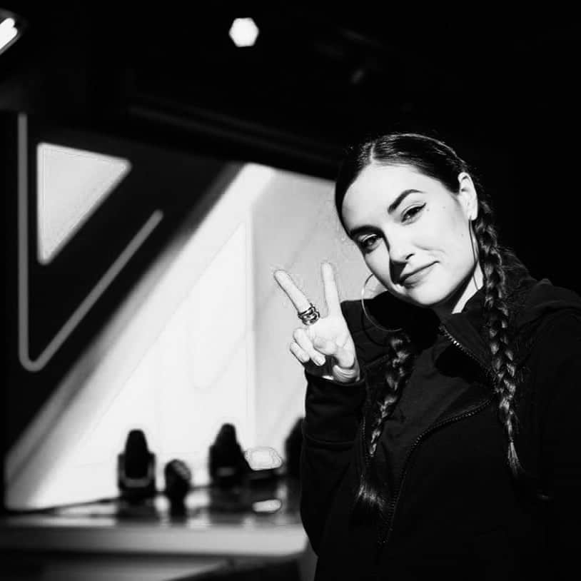 サーシャ・グレイのインスタグラム：「Challenge accepted? #womensupportingwomen Thanks @klovvve for always being there & @hairbycandicebirns What are friends in 2020? I’ve been reminded of some harsh truths this week that women are born and bred to compete against each other. We fall into traps and perceptions that uphold the patriarchy. Here’s to hoping that more of us put these ideals into action and lead by example. Here’s the part where you tell me to shut up or take this to heart and carry on the message...it’s always been about self empowerment. That being said let’s not let another woman be forgotten, the punks that murdered #breonnataylor are still free. Also this challenge is weird shouldn’t we be uplifting others too? I’m tagging strong women u should also follow, because naturally I must challenge the challenger #rsf #restingstonedface #unclesasha  📸 @colinyoungwolff」