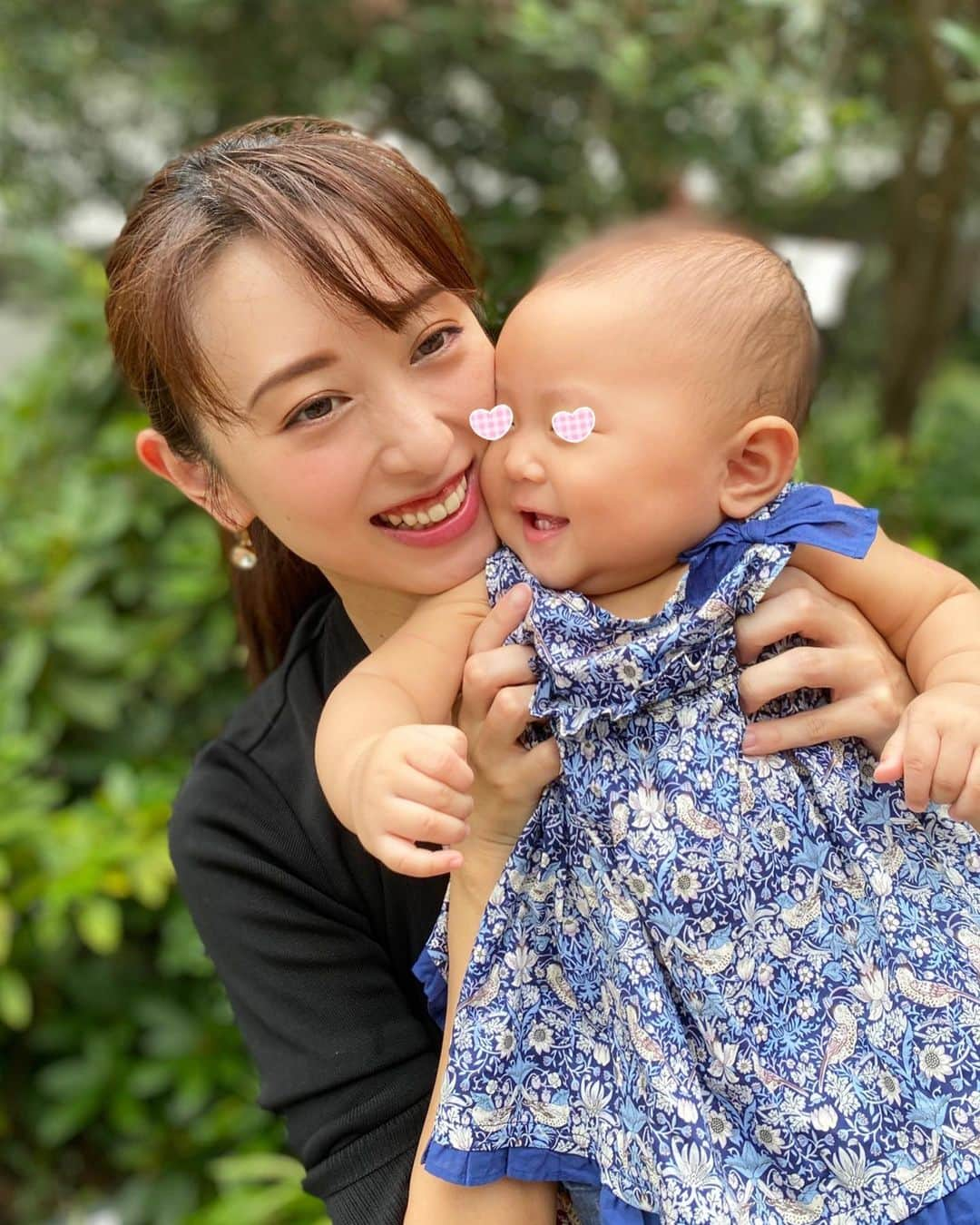 中西麻里衣さんのインスタグラム写真 - (中西麻里衣Instagram)「娘。10ヶ月と10日✨ ご飯を食べることが大好き♡お腹がすくとイタダキマスのポーズでアピールしてきます😌 1人で数秒立てるようにもなってきました❗️ 後は甲高い声で叫ぶことを覚えて…いちいちギャーギャー爆音です😂 #生後10ヶ月#0歳#女の子#むちむち#よく食べる#よく笑う#よく泣く#癒しの存在#溺愛#三兄弟#末っ子#らぶ」7月28日 15時08分 - 87marii