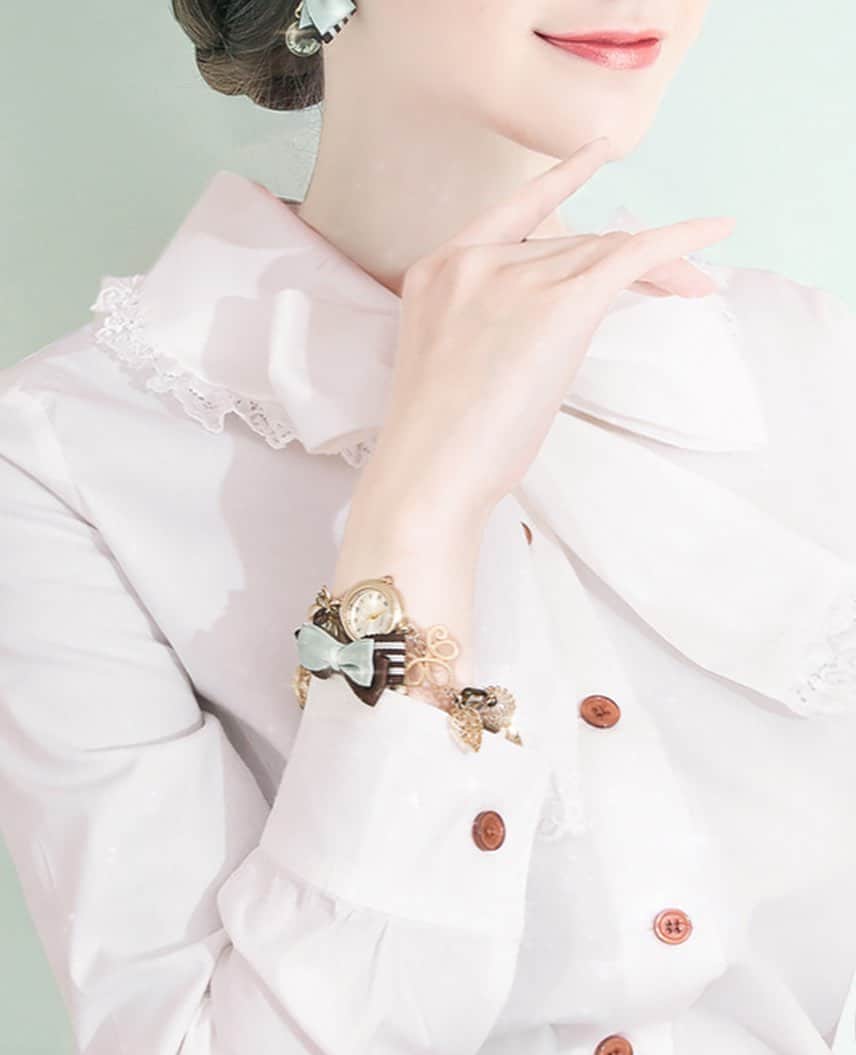 mayla classicさんのインスタグラム写真 - (mayla classicInstagram)「【この投稿をご覧の皆さまへ】﻿ こんにちは！池上です。﻿ 今回の商品が気に入ったら﻿ 是非！コレクションに保存・ストーリーズでシェアをして皆さんの感想を聞かせて下さい💌﻿ コメントいただけるのも﻿ すごく嬉しいのでお待ちしています✨﻿ 皆さんからの反応は、全て今後のマイラクラシックの企画へと反映させていただきます💪﻿ ﻿ 【商品の魅力を簡単にわかりやすく】﻿ 本日、ご紹介するクロノスのテーマは﻿ 皆さんもうご存知ですよね？﻿ せーの！🍫☘笑﻿ ﻿ 答えは、投稿画像の最後のストーリー画像に﻿ ございますので、そちらもあわせてご覧下さいませ✨﻿ ﻿ オシャレをする事が楽しくなる﻿ 遊び心満載なリストオブジェ﻿ カスタマーボイスにご購入者様の感想もいただいておりますので、是非、そちらも参考にしてくださいね！﻿ ﻿ 【特別イベント開催中】﻿ 新作 ”プリンセスコレクション クロワ・ヘアオブジェ マスクリーフ”﻿ ノベルティイベント🎀﻿ ﻿ ＼数量限定／﻿ 23,000円以上ご購入いただいたお客様に﻿ 先着順でプレゼントさせていただいております🎁﻿ ﻿ クーポンコードは﻿ ストーリーに記載しておりますので﻿ 是非❣️ご覧下さいね。 ﻿ ﻿ #腕時計 #ブレスレット #ちょこれーと #ちょこみん党 #ちょこみんとだいすき #チョコミント大好き ﻿ #チョコミント #チョコミントアイス﻿ #マイラクラシック #maylaclassic #体温が2度あがる」7月28日 15時09分 - maylaclassic_x