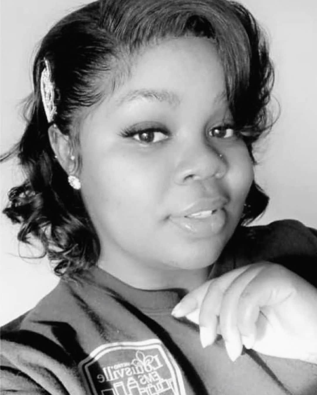 アマンダ・デ・カディネットのインスタグラム：「#Repost @tamykasmith  #challengeaccepted  Arrest the cops who murdered Breonna Taylor (and to all the women in my life that I love that I forwarded this to, I’m sorry, I don’t know how to use Instagram but I feel like its worth spreading the word)」