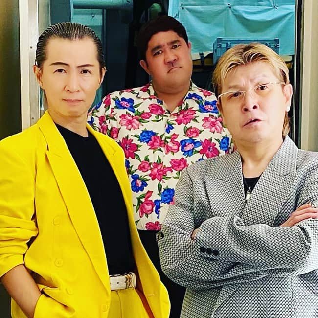 アキ（荒木良明）のインスタグラム：「始まりました１週間のNGK吉田裕リーダー週の吉本新喜劇。悪役3人ショット📸です。若干ニマッ僕の心の中の楽しいが溢れ出ちゃってます。座員のみんなもホント楽しそう♬ありがとうございます‼︎  #なんばグランド花月 #吉本新喜劇 #吉田裕リーダー週 #ありがとうございます  #感謝 #いぃよぉー   劇場の感染予防対策は徹底してます。お客さんも観劇にお越しの時は予防対策万全で気をつけてお越しくださいね🙏 座っちゃえば、後はマスクの中で笑うだけ😄 今来れなくても、いつかその日が来ます‼︎ がんばろー」