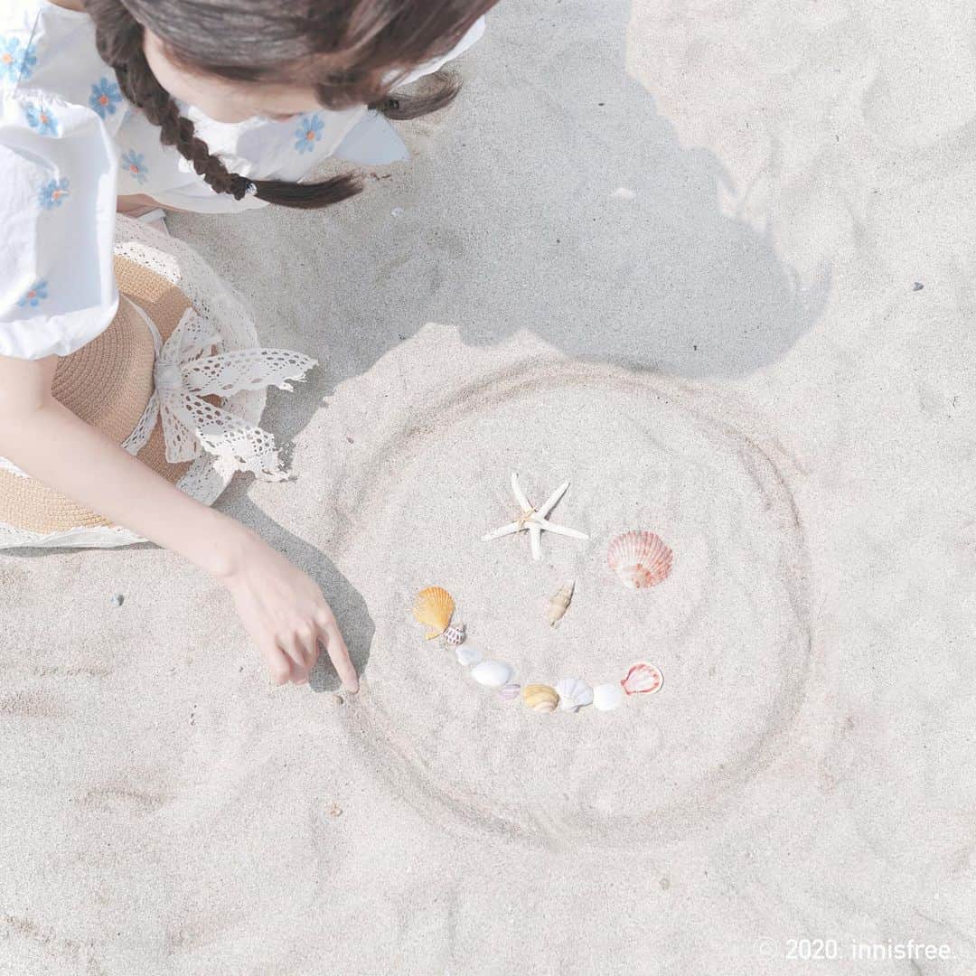 innisfree official (이니스프리) さんのインスタグラム写真 - (innisfree official (이니스프리) Instagram)「여름 향기 가득한 해변, 색색의 조개껍데기로 만들어 본 알록달록한 추억 한 조각💙 ⠀ The beach smells like summer, and here’s a piece of a colorful memory made from seashells in different colors💙」7月28日 15時30分 - innisfreeofficial