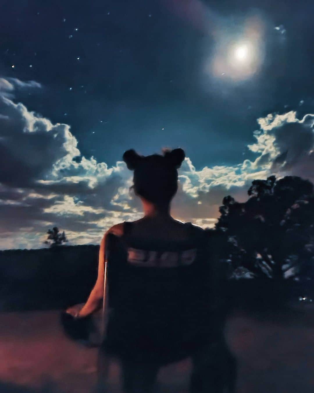 のインスタグラム：「🛸🛸🛸🛸🛸🛸🛸🛸🛸 I saw multiple UFO’s that made me a believer!!!!! 行くかどうか迷ってたUFOツアー。あまりにもレビューが良いのと、友達や知り合いからもめちゃめちゃ勧められたから参加🖤 軍事用のゴーグルつけて、スペシャリストと一緒に見に行ったら…いっぱい見れた😳👐🏽 後半UFOに慣れてきて、むしろ流れ星の方がレアで、見た時叫んだ。笑💫 しかも、その道40年のガイドの人がしてくれた話が面白すぎてマジで予想を遥かに超えた最高の時間だった！ 皆、ホントにいるよ、👽👽👽 #ufo #ufotour  #sedona #着陸離陸も見れた #嘘みたいなホントの話 #👽」
