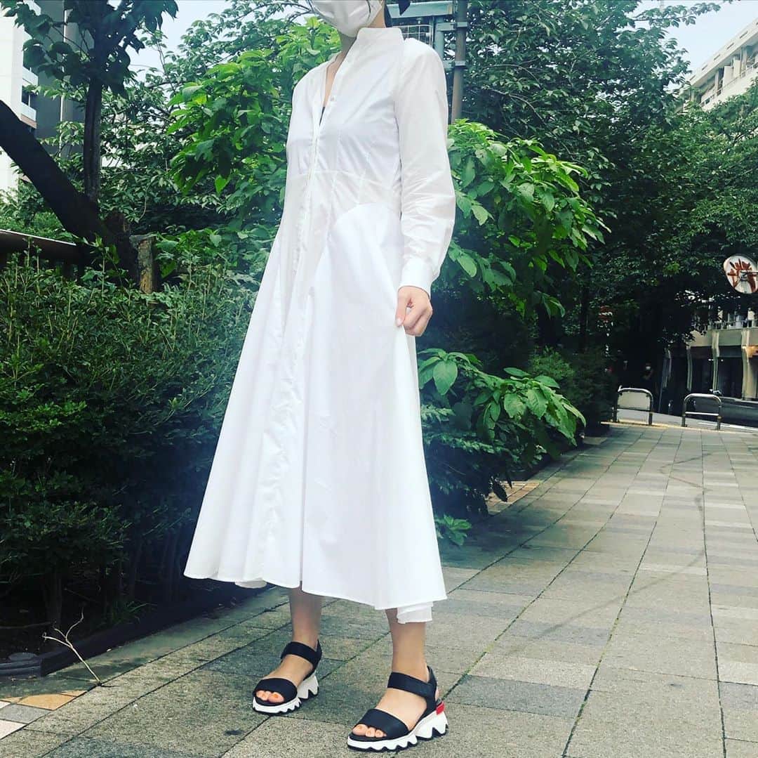 犬山紙子さんのインスタグラム写真 - (犬山紙子Instagram)「今日の衣装 シンプルなシルエットだけどスカート部分にチュールが仕込まれているという……この宝物シャツワンピは @ko_tanihiro さんに作ってもらったもの☺️」7月28日 15時38分 - inuyamakamiko