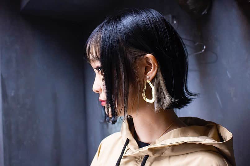 Yun chiのインスタグラム：「MY NEW HAiR💇‍♀️ . @69hf_tokyo さんで撮影してきたよ。 . . @osz_r6262 さんにカットカラーしてもらいました🙆‍♀️ . もともと赤系のカラーだったのに、髪自体が痛まないようにケアしながら綺麗な白っぽくブリーチしてくださったし、赤み残らないように黒髪にしてくれて感動でした！ わがままオーダー聞いてくれてありがとうございます🥺 . アニメ・ゲームにめちゃ詳しいしお話楽しかった〜👾🎮 . . 因みに @dezznofficial の半袖hoodieを衣装で着たんだけどオーバーサイズでシルエットがぼんってしてて可愛いし、ドラえもんみたいなポッケ便利だし、ポリエステルなので雨の多いこの時期メチャいいなぁと。 . 最近自転車乗るから動きやすくてかわいいの最高🏡🚲 . . 時を越えてデビュー当時とほぼ同じカラーなんだけど、外ハネ&オイルでスタイリングするとイメージ変わるね。 どうかな？？🕺 . . #インナーカラーボブ#インナーブリーチ#さらさらヘアー#黒髪ボブ#ヘアースタイル#天使の輪#夏ヘアー#サロン撮影」