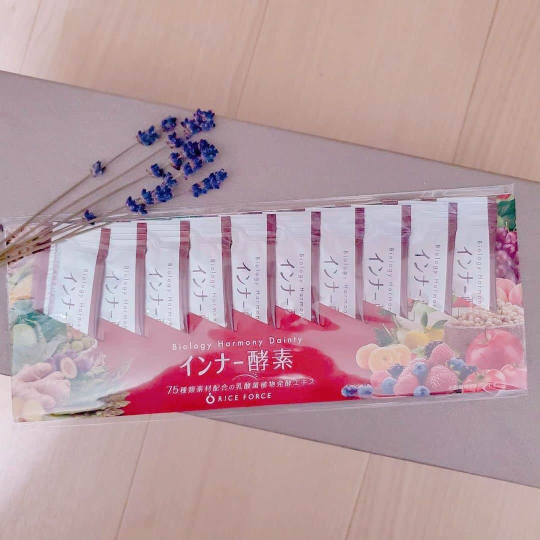 LINAさんのインスタグラム写真 - (LINAInstagram)「化粧品とセットで使ってる、インナー酵素🍇 @riceforce  夏バテで食欲ないけどいいおやつになってるよ🍭  コロナで外出控えてるけど、夏だからしっかりケアしないとシミができちゃうから怖い🤣  #RICEFORCE #ライスフォース #インナー酵素  #酵素サプリ  #乳酸菌　#発酵食品 #腸温活 #温活 #インナーケア＃美容サプリ」7月28日 15時48分 - rinatea0519