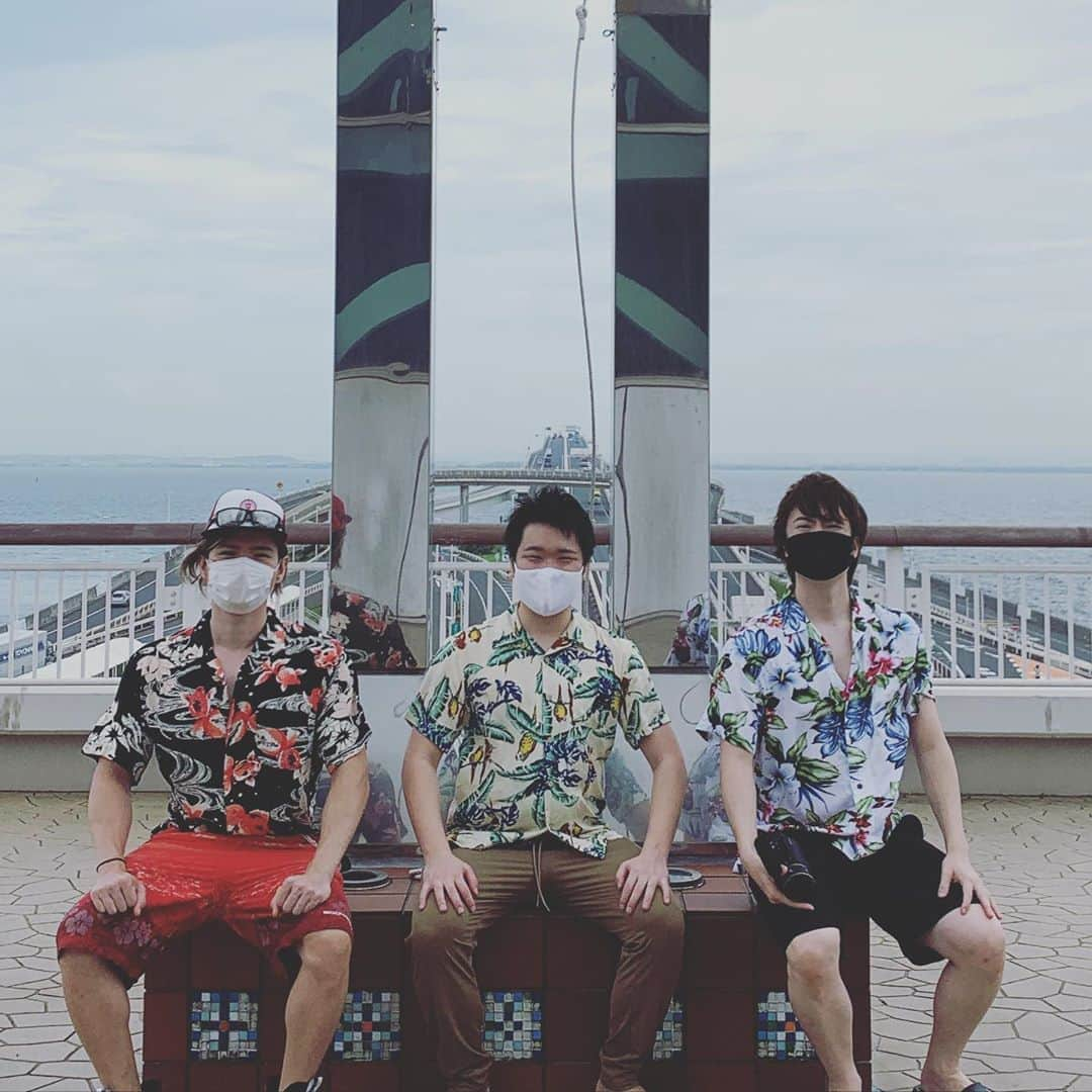 トミックさんのインスタグラム写真 - (トミックInstagram)「男3人で海ほたる🏖😄  #トミスタj  #トミック　#YouTuber  #海ほたる　 #マスオさんとダンテとおれ #ソーシャルディスタンス」7月28日 15時49分 - tomikkunet