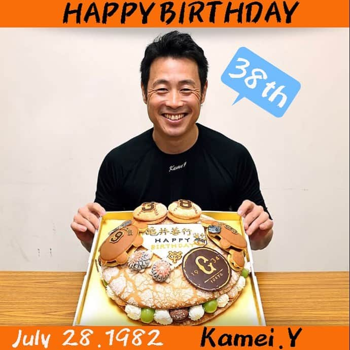 読売巨人軍さんのインスタグラム写真 - (読売巨人軍Instagram)「本日は #亀井善行 選手の38歳の誕生日です🎂おめでとうございます！ #亀屋万年堂 さんからお祝いのケーキを頂きました🐢  #hbd #withfans #巨人 #ジャイアンツ #giants #読売ジャイアンツ #tokyo #東京 #野球 #プロ野球」7月28日 15時58分 - yomiuri.giants