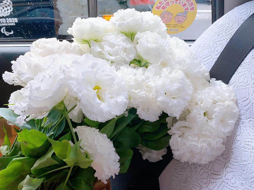 美香さんのインスタグラム写真 - (美香Instagram)「花はなぜ美しいか。 一筋の気持ちで咲いているからだ（八木重吉）  はぁ♡ しびれる。 どこに飾ろうかな☺︎☺︎☺︎」7月28日 15時59分 - mikaofficial99