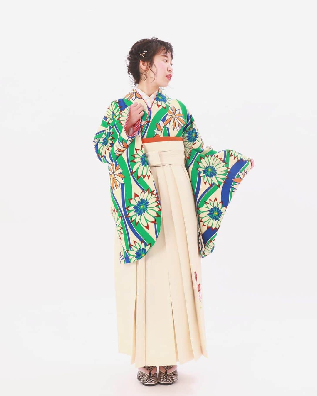 金沢着物レンタルshop心結〜kokoyui〜のインスタグラム：「卒業式袴レンタルもご予約承り中🌻  ⚫︎金沢駅前 着物レンタル心結(ここゆい)  ⚫︎営業時間 : 9:00〜18:00 ⚫︎address : 金沢市本町1-3-39 ⚫︎tell : 076-221-7799 ⚫︎金沢駅から徒歩5分  ⚫︎コインパーキング補助あり  心結の着物一覧▶@kokoyui_kimono 振袖や袴はこちら▶@kokoyui_furisode 七五三やお子さんの着物はこちら▶@kokoyui753 . #着物ヘア #ヘアセット #和服 #着物 #着物コーディネート #きもの #着物女子 #金沢観光」