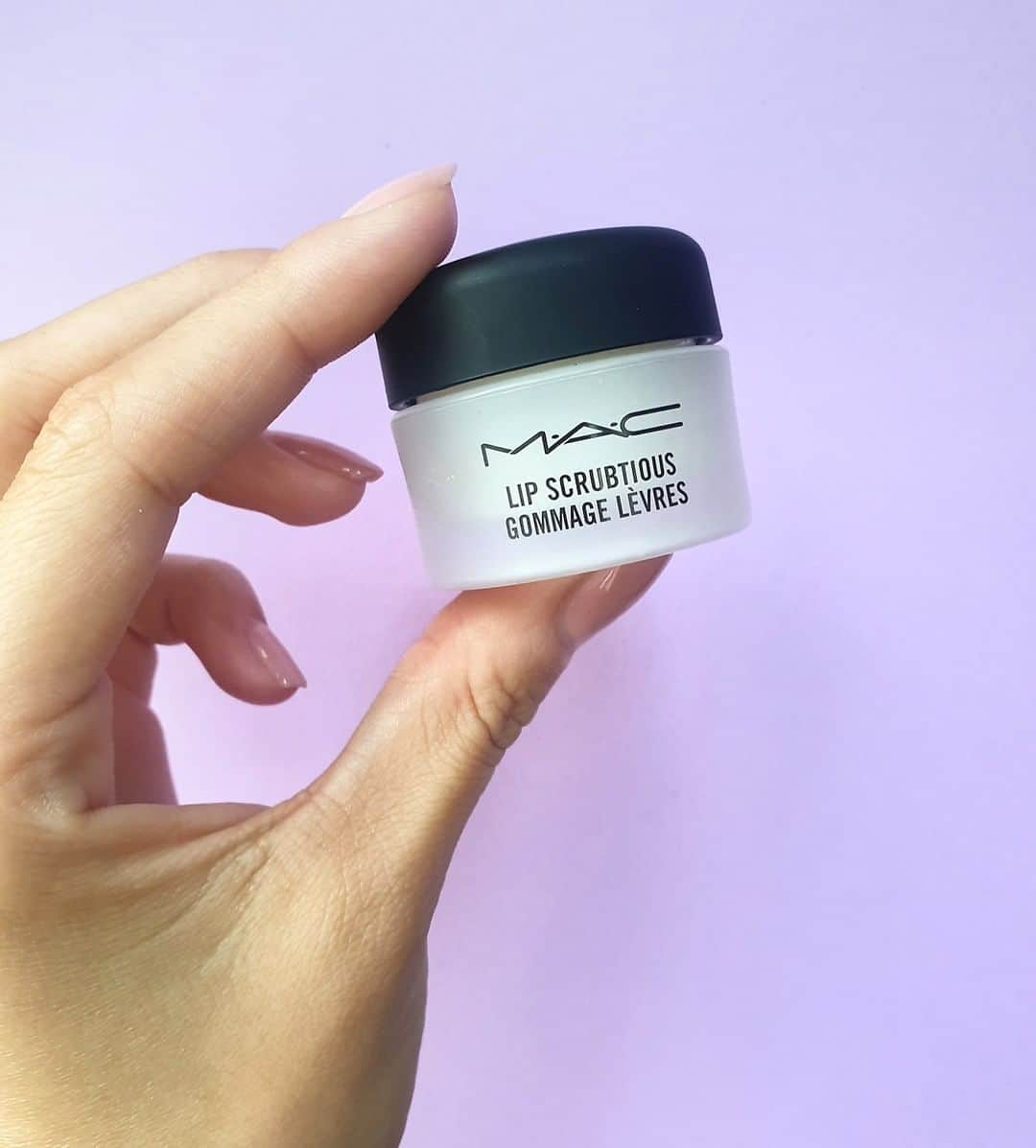 M·A·C Cosmetics Deutschlandさんのインスタグラム写真 - (M·A·C Cosmetics DeutschlandInstagram)「Ihr wollt sanfte, gepflegte Lippen? Dann habt Ihr in unseren Lip Scrubs die perfekten alltäglichen Begleiter gefunden! 🌸 😍 Diese pflegende und feuchtigkeitsspendende Power-Formel mit Jojoba-Öl und Traubenkern-Öl zaubert im Handumdrehen geschmeidige Lippen. Einfach zum Knutschen! 💋  Was sind Eure top Tipps für geschmeidige Lippen? 🌸 💄  #skincare #macskincare #lipstick #lipcare」7月28日 16時00分 - maccosmeticsgermany