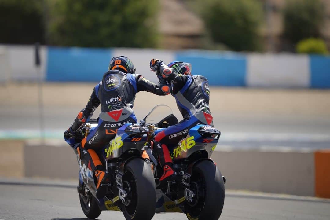MotoGPさんのインスタグラム写真 - (MotoGPInstagram)「When you just get TOO excited while celebrating with your friend 😅#SwipeLeft ⬅️ #AndaluciaGP 🏁 #LM10 #MB72 #MotoGP #Moto2 #Crash #Motorcycle #Racing」7月28日 16時00分 - motogp