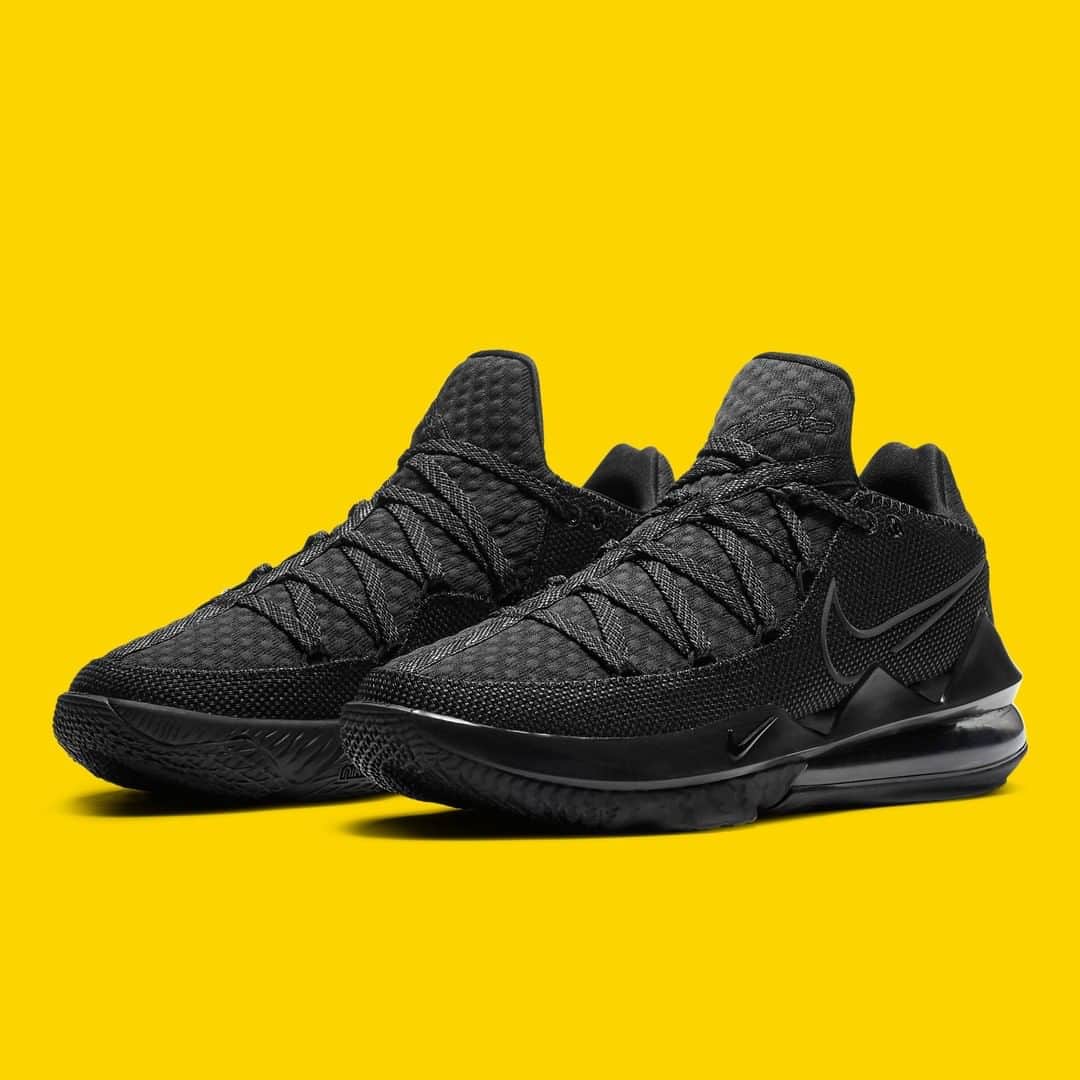 Sneaker Newsさんのインスタグラム写真 - (Sneaker NewsInstagram)「It's almost Zero Dark Thirty-23 mode for @kingjames. Will be bring out these Triple Black LeBron 17 Lows soon? Tap the link in our bio for a closer look.」7月28日 16時01分 - sneakernews