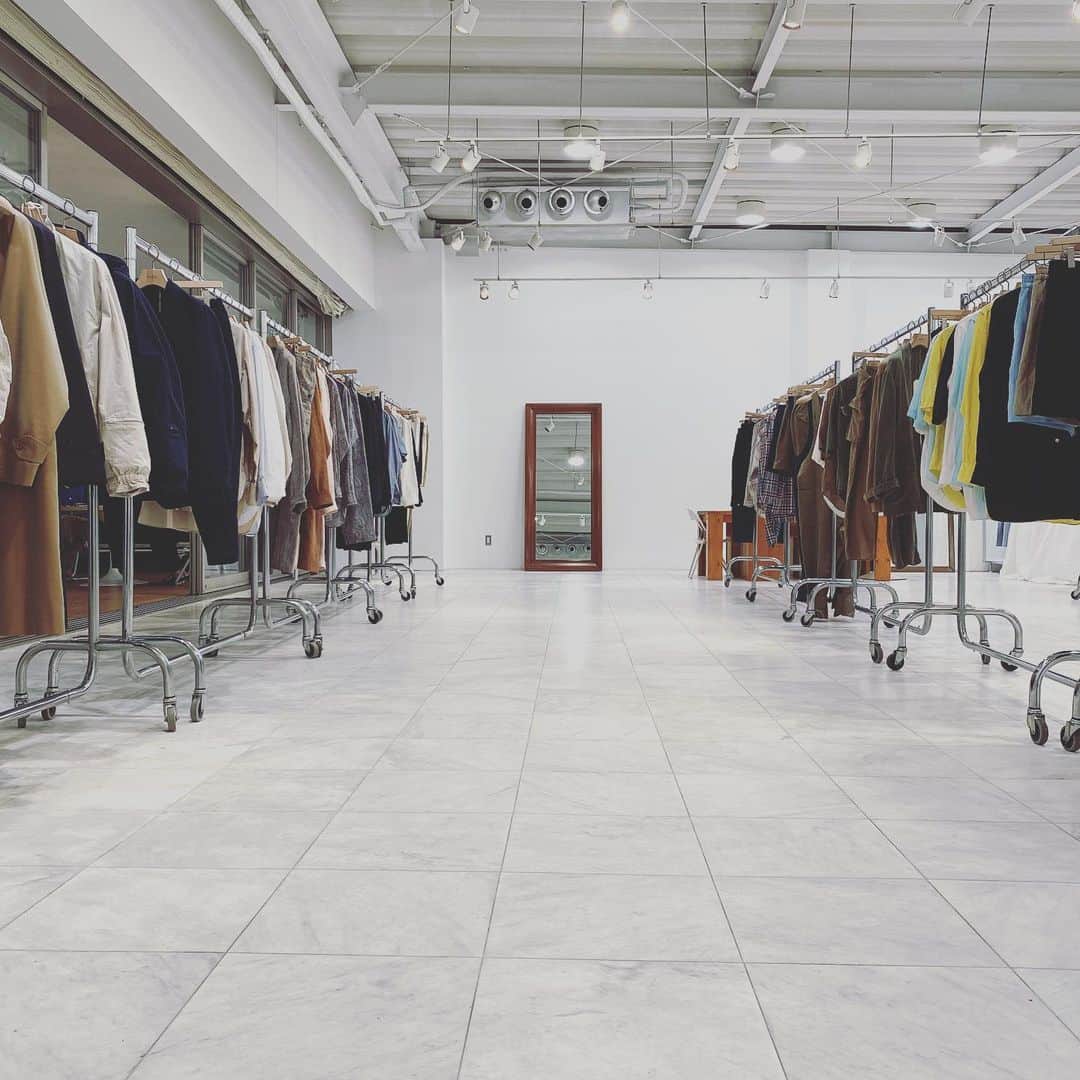 キャプテン サンシャインのインスタグラム：「Kaptain Sunshine SS 21 EXHIBITIONを本日より開催しています。﻿ ﻿ ﻿ ご来場頂ける方は、こういったご時世ですのでお気を付けてお越し下さい。﻿ ﻿ 皆さまのご来場、お待ちしております。﻿ ﻿ 1st week 7/28〜7/31﻿ 2nd week 8/4〜8/7﻿ ﻿ #kaptainsunshine ﻿ #21ss﻿ #exhibition」