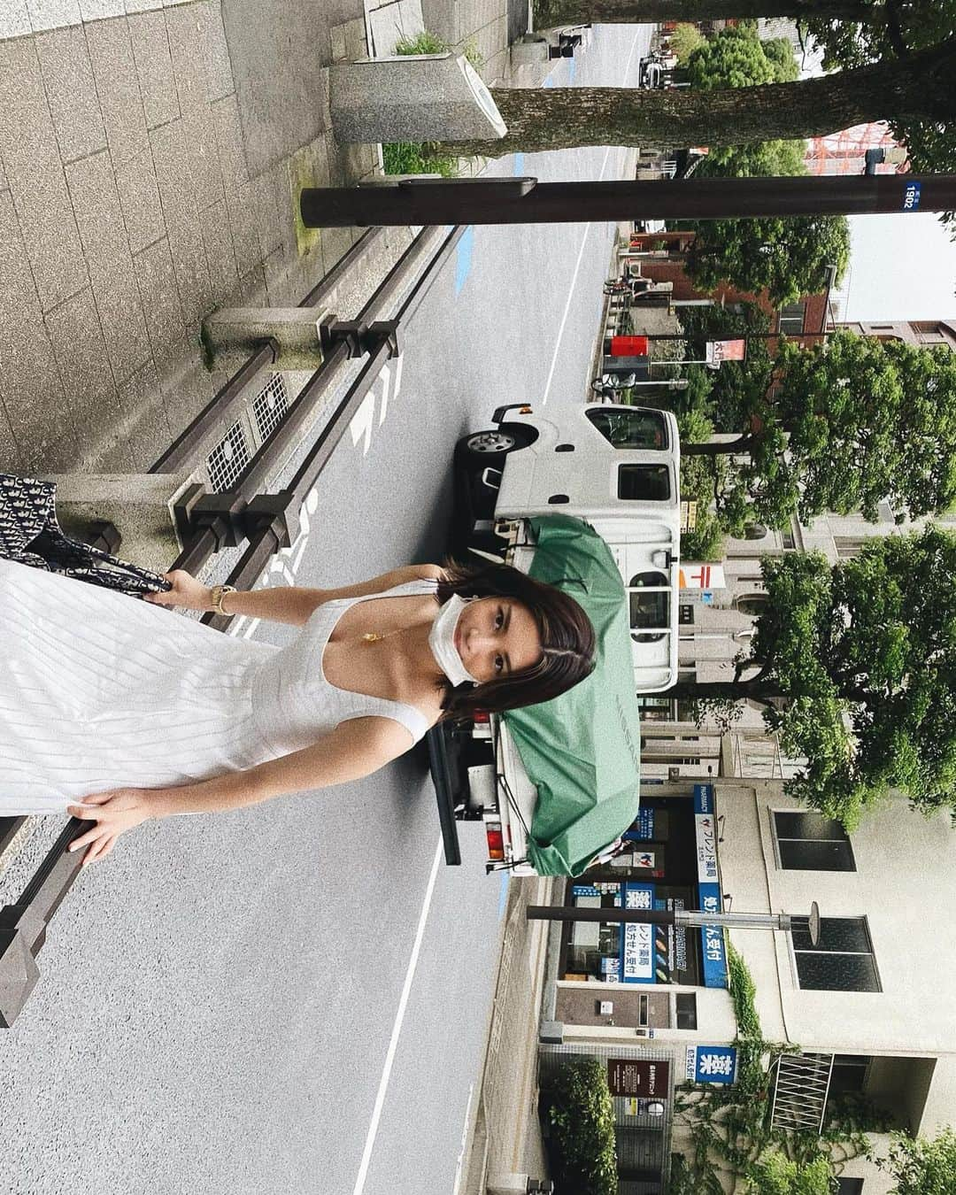 島袋聖南さんのインスタグラム写真 - (島袋聖南Instagram)「歩道で写真撮るとこーなるよね😂 夏になるとガーリーな白ワンピ着たくなる🤍 @revolve #revorve #リボルブクロージング」7月28日 16時14分 - seina4444