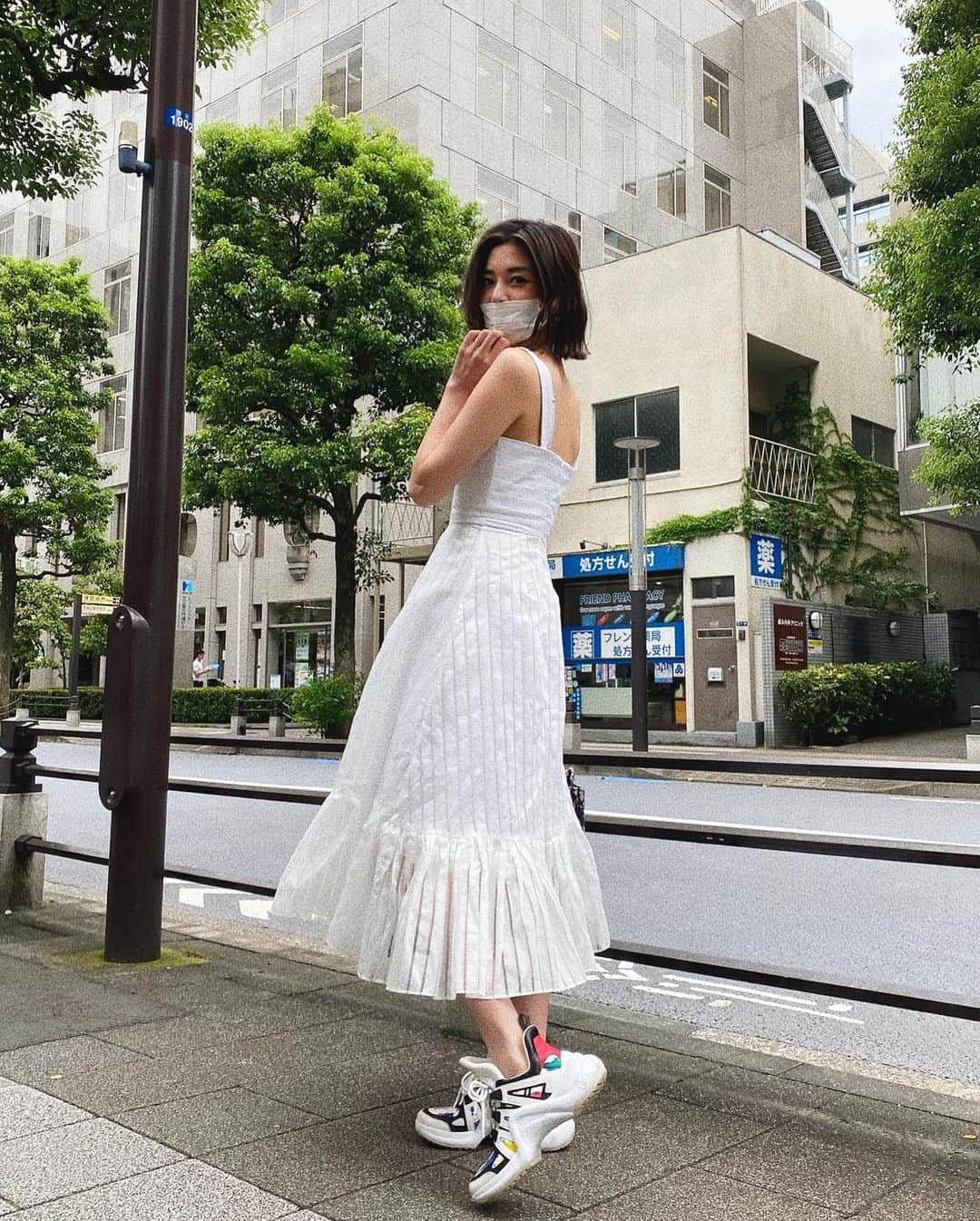 島袋聖南さんのインスタグラム写真 - (島袋聖南Instagram)「歩道で写真撮るとこーなるよね😂 夏になるとガーリーな白ワンピ着たくなる🤍 @revolve #revorve #リボルブクロージング」7月28日 16時14分 - seina4444