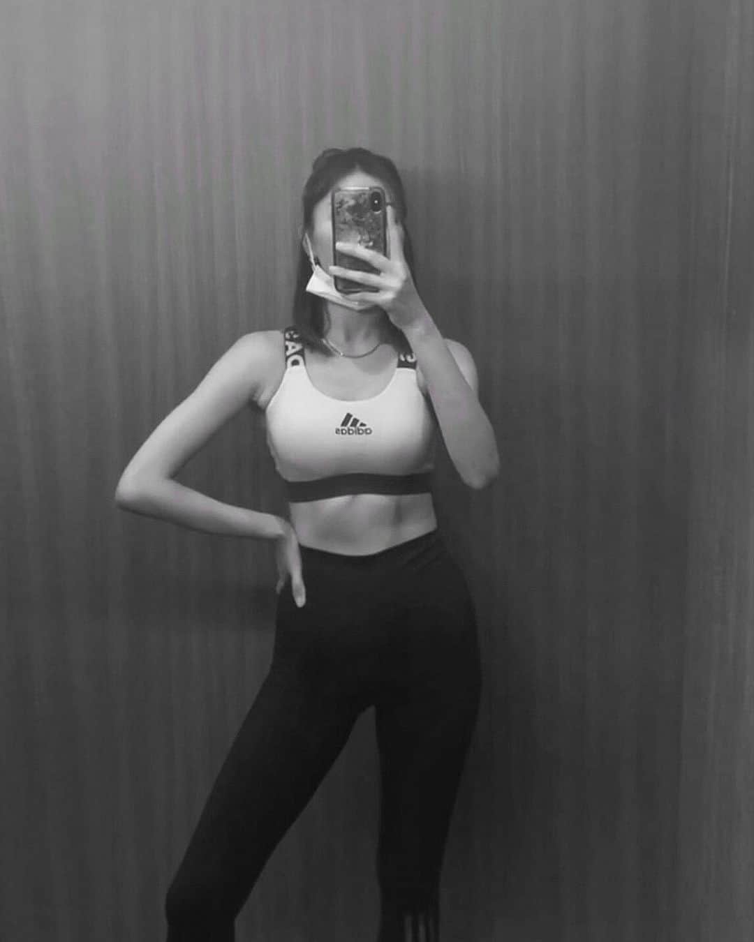 岩崎志保のインスタグラム：「⏳  くびれがないのがずっとコンプレックスだったんだけど、ピラティスに本腰入れてからの自分の身体の変化を見て呼吸の大事さを痛感してる！まだまだだけど成果がこうして現れるともっと頑張ろうって思える🔥  #身体が喜ぶカラダ作り」