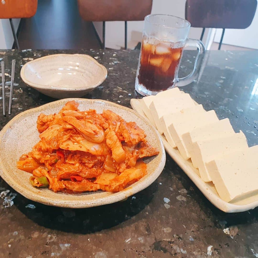 チョン・ダへのインスタグラム：「이것은, 아침입니다. 저는, 다이어트 중 입니다. 모닝커피와 시작한 두부김치ㅋㅋㅋ ᆞ ㆍ ᆞ 일단 제주돼지고기를 넣고  다진마늘과 볶다가 폭쉰 제주김치를 넣고 들기름에 똘똘똘 볶아주다 설탕 반큰술 넣고 취항따라 청양고추 하나 넣어주고 삶은 제주두부(마른둠비)와 먹으면, 탄수화물은 먹지않았다며 자기위안이 가능한 다이어트 식사 완성!!! 😁 #딸래in제주 #다이어트식단이라우겨」