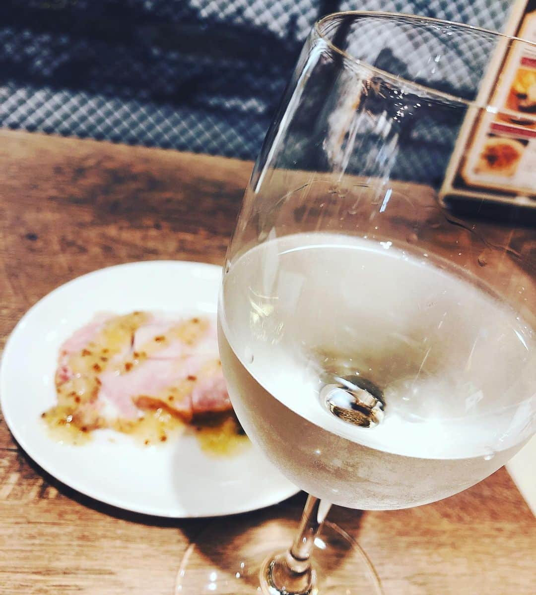 阿部洋子さんのインスタグラム写真 - (阿部洋子Instagram)「🥂🥂🥂 #ちょいとひと息   火曜はなんか疲れるー😭  で、 なんかケンカ腰になりがち💦  ケンカって最も避けてきて、 今までそんなしたことないから、 ほんと困る。 どう対処していいかわからん。  そんなときはー 酒や！😝酒や酒や！  次のお仕事までひと息。 頭からっぽにして、 ほわほわしたい。  #sake #日本酒 #夏酒 #酔鯨 #なつくじら  #ほろ酔い  #イベリコ豚 #自家製ハム」7月28日 16時19分 - hirocoring