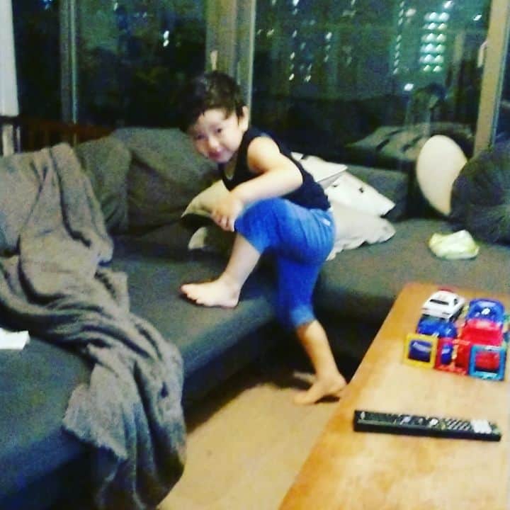 のインスタグラム：「久々の。  #Soustagram  #途中でカメラに気付く男 #この歳でもうカメラ意識してる #ナルシスト遺伝子」