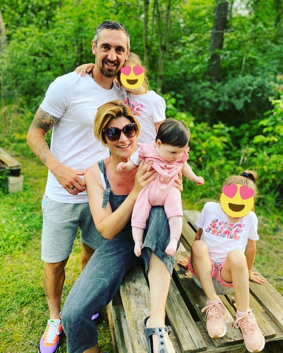 ロベルト・ヒルバートのインスタグラム：「Wealth does not mean to have #money or #materials ... True #wealth is to have a #family that #loves you !!! @yezzyf #kids #lifeisgood #robertohilbert」