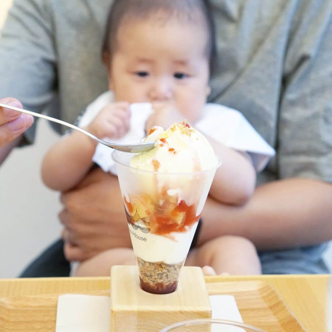 岩上陽子さんのインスタグラム写真 - (岩上陽子Instagram)「@cafe_hamahouse  から アイス3種類でた🤎❤️🧡* * キッズフレンドリーなカフェで、 6歳も37歳(甘党パパ)も満足感👧🏻🙋‍♂️*  指をくわえて見るおみちさんは、おしぼりかしゅかしゅ期👶🏻←なんだろうねこれあるよね？ * * * #hamahouse#bookcafe#ig_kids#kidsgram_tokyo#kids_japan#ig_kidsphoto#ig_oyabakabu#ママリ#7ヶ月ベビー#7ヶ月#7ヶ月女の子#赤ちゃんのいる生活#赤ちゃんのいる暮らし#子育てママ#ママライフ#カフェ#日本橋カフェ#アイスクリーム#息抜き#子連れランチ東京#おしゃれカフェ巡り#ブックカフェ#子連れカフェ#ハマハウス#日本橋浜町#浜町グルメグランプリ#コヅレ#コヅレ#浜町写真倶楽部#おみちさんです」7月28日 16時26分 - yokoiwakami