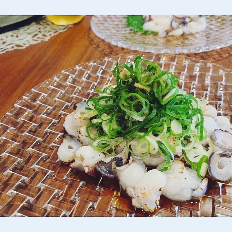 市橋有里のインスタグラム：「先日の晩ご飯。 水蛸が美味しくて あぶりネギぽんと生でごま油と塩と。 ・水蛸のお刺身 ・あぶり水蛸のネギぽん ・もずく酢 ・せせりピーマンのスパイス炒め ・皮ごと蒸したとうもろこし ・マッシルームとグリーンサラダ 　ハニーマスタードドレッシング ・ちょこっとすき焼き ・〆のうどん ・タウリンたっぷり ・ #今日の晩ご飯 #今半の割下　 #甘さ控えめでさっぱり #ちょこっとのつもりが生卵2個分食べちゃった😋 #おうちごはん #小料理屋あり」