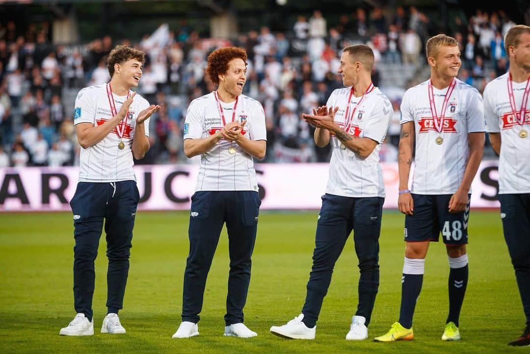 ムスタファ・アミニさんのインスタグラム写真 - (ムスタファ・アミニInstagram)「Memories that will last forever 😍⚽️🔵⚪️❤️ #life #football #ksdh #moments #happy」7月28日 16時34分 - mustafaamini