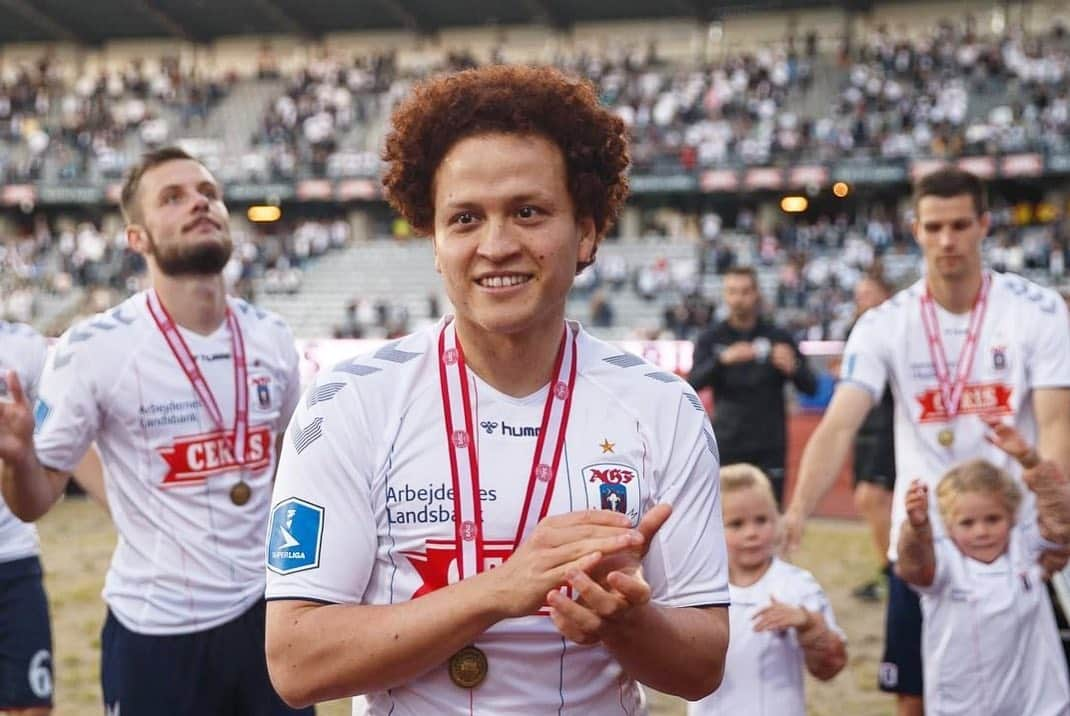 ムスタファ・アミニさんのインスタグラム写真 - (ムスタファ・アミニInstagram)「Memories that will last forever 😍⚽️🔵⚪️❤️ #life #football #ksdh #moments #happy」7月28日 16時34分 - mustafaamini