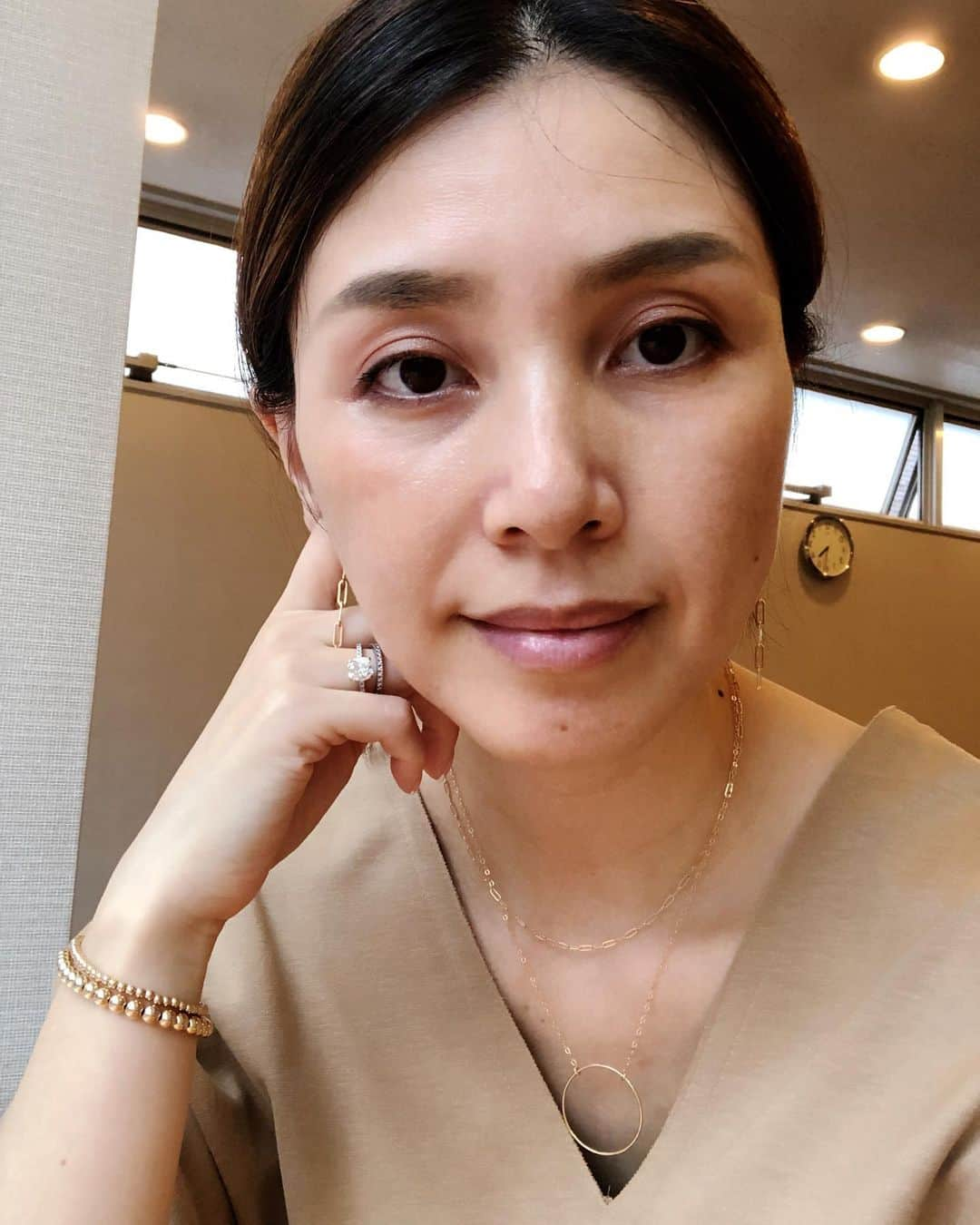 吉原珠央さんのインスタグラム写真 - (吉原珠央Instagram)「習い事待ち♫  どアップで失礼いたします！ これ以上離して撮影するとネックレスのチェーン部分が分からなくなってしまうものでお許しください😊  この華奢なチェーンもお気に入りポイント♡ 重ね付けでもボリュームが出過ぎない^_^  ブレスレットSはおかげさまで完売しました！（感謝） 入荷しましたら　@puratokyo にてお知らせいたします。  もう夕方。メイク直しもしないまま一日が過ぎてしまいましたが、まいっか！  静かなお茶時間が嬉しいです。  #習い事待ち #移動多し #また雨かな #ネックレス #華奢アクセサリー  #重ね付け  #アイスティー #puratokyo」7月28日 16時35分 - tamaoyoshihara