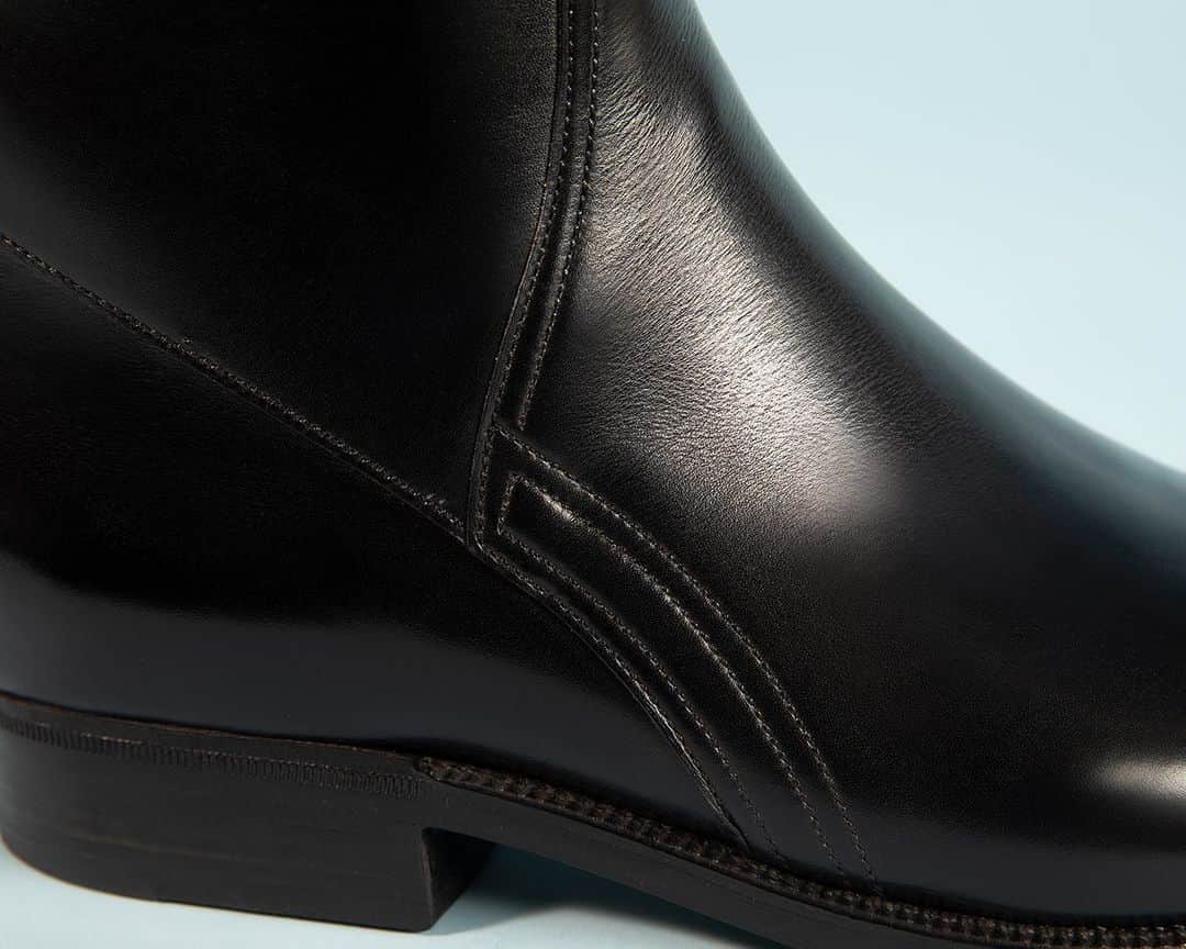 ジョンロブのインスタグラム：「Created for a client who had broken an ankle and was unable to bend it, John Lobb developed a "real faux-boot" for this rider to get back on the horse with elegance and comfort. In reality, a low-boot with a mounted extension and a zip sewn upside down for easy access, this clever boot gained popularity due to its practicality and sleek look of this ingenious system. . #johnlobb #johnlobbbespoke」